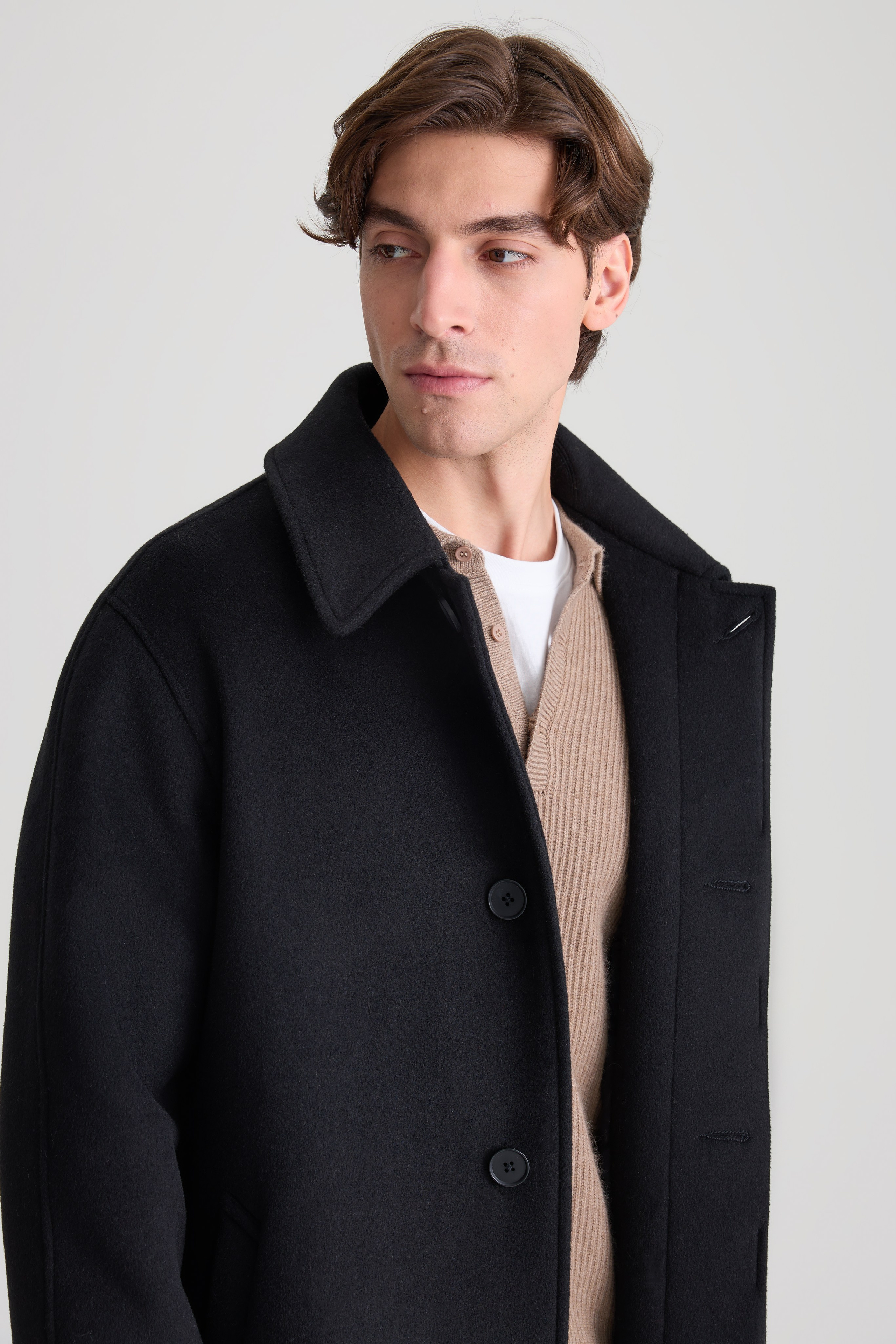 Фотограф Артём Галицкий. Специализируюсь на студийной съёмке одежды: каталоги, лукбуки, предметная съёмка. Опыт работы с fashion-брендами, маркетплейсами и коммерческими проектами. Грамотно выстраиваю свет, работаю быстро и точно под задачу. Также имею опыт работы гафером — отлично знаю световое оборудование и техническую сторону съёмочного процесса.