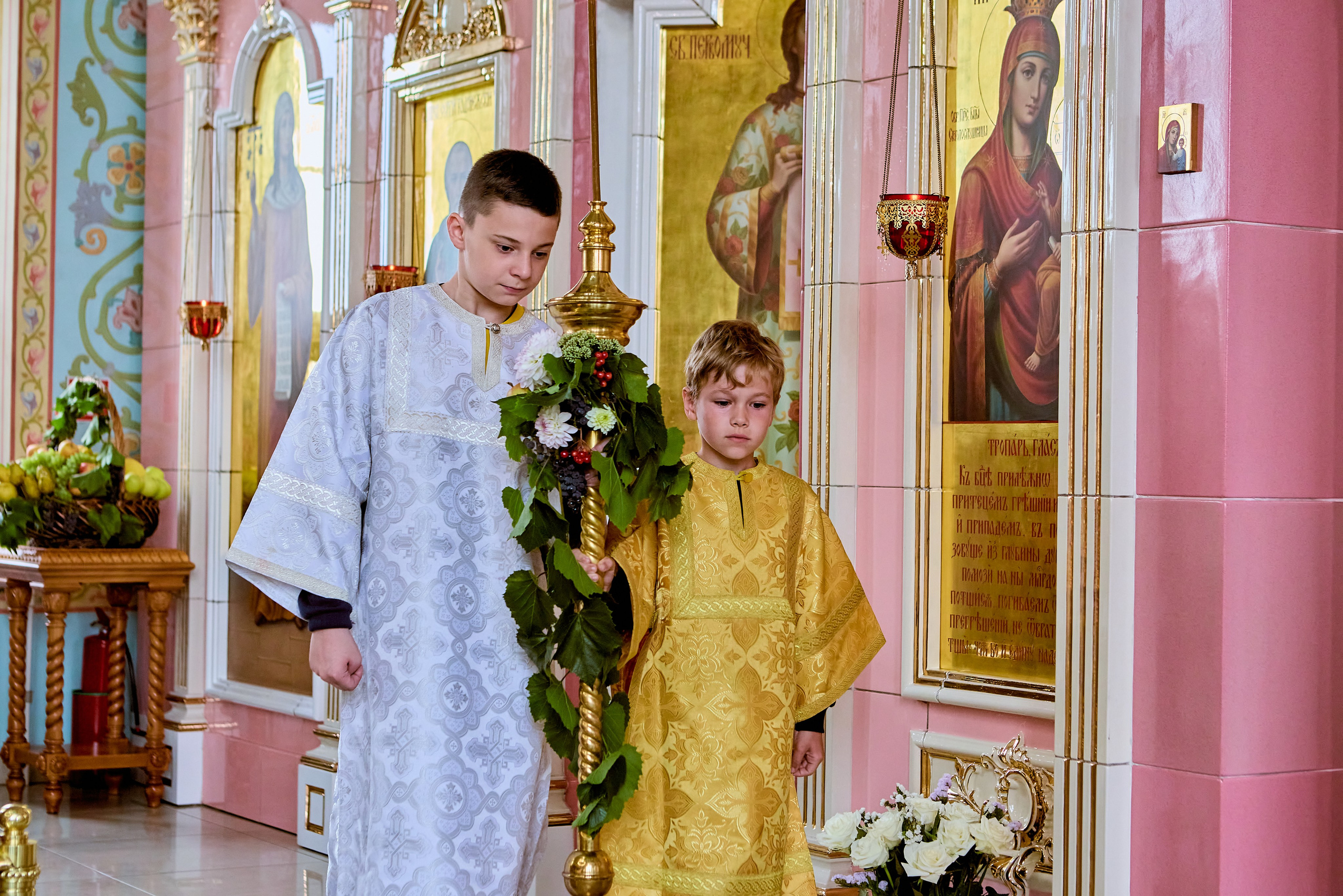 Выход со свечей перед чтением Евангелия