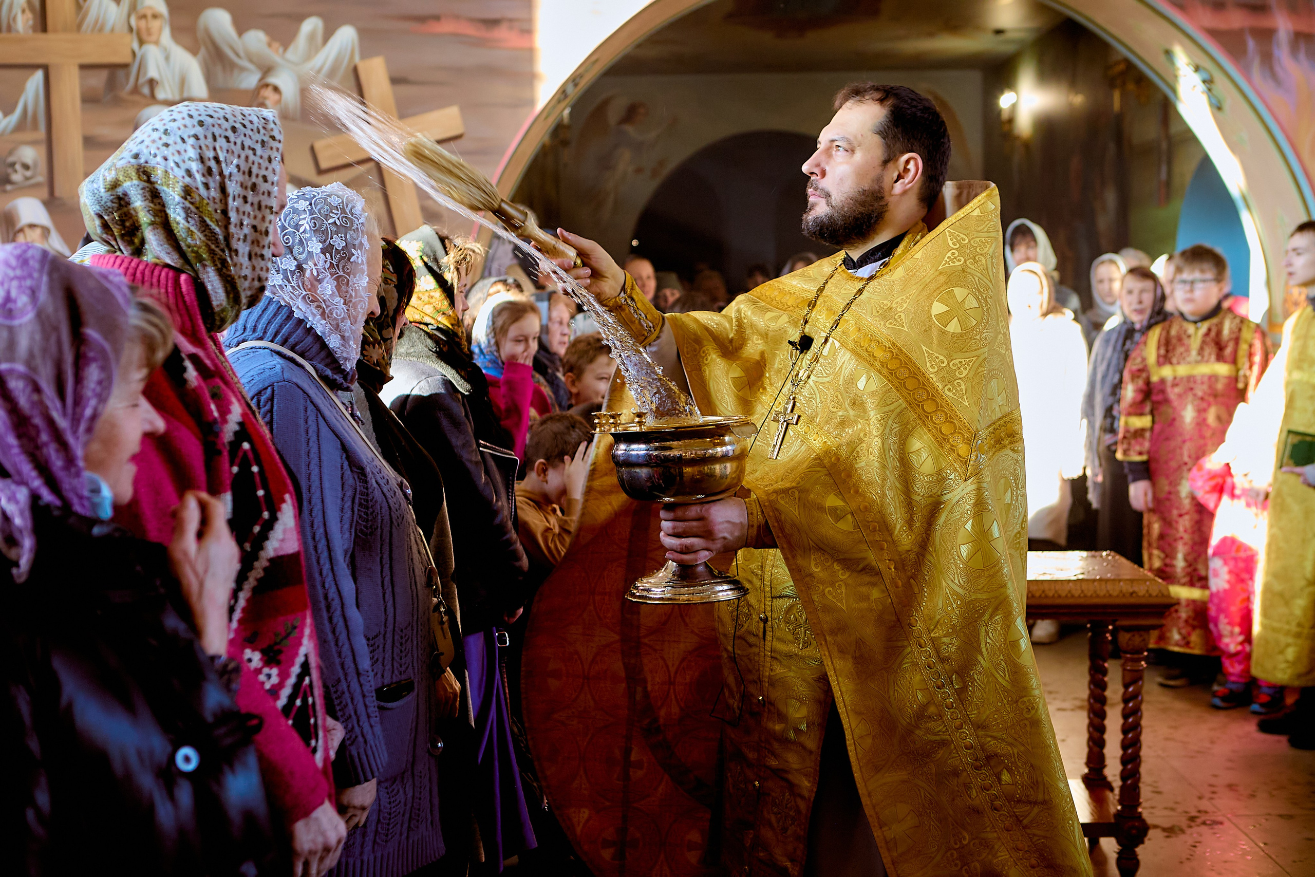 Водосвятный молебен после Литургии. Храм Преподобного Серафима Саровского. Православный Портретный фотограф Николай Голованов.
