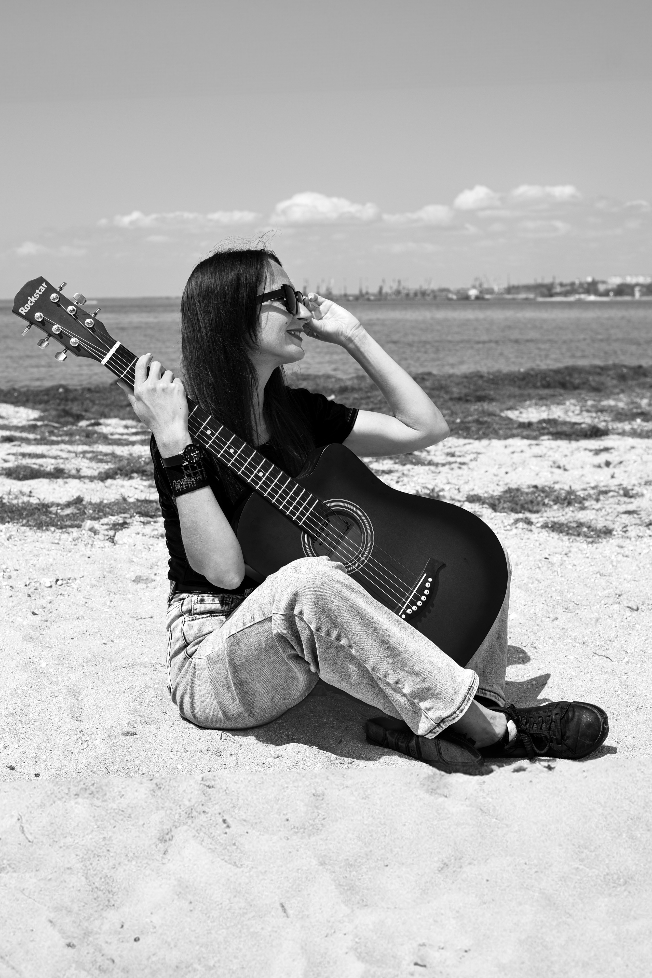 Девушка с гитарой. Главная