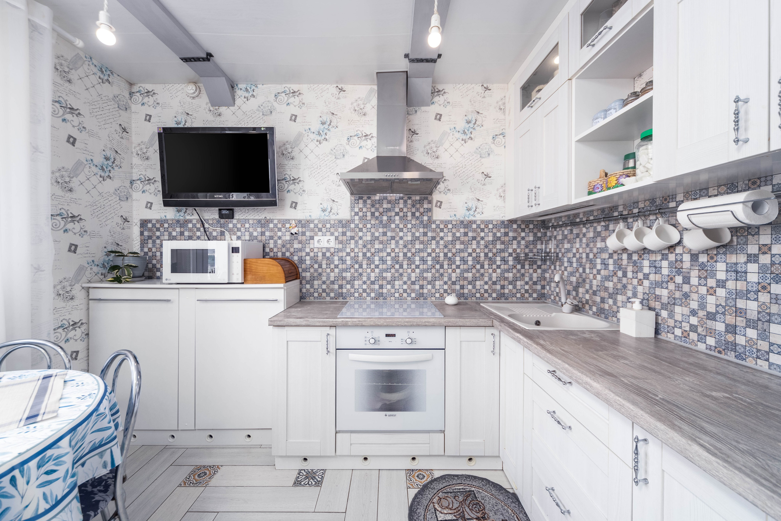 Фото интерьера кухни в двухкомнатной квартире в Фаниполе