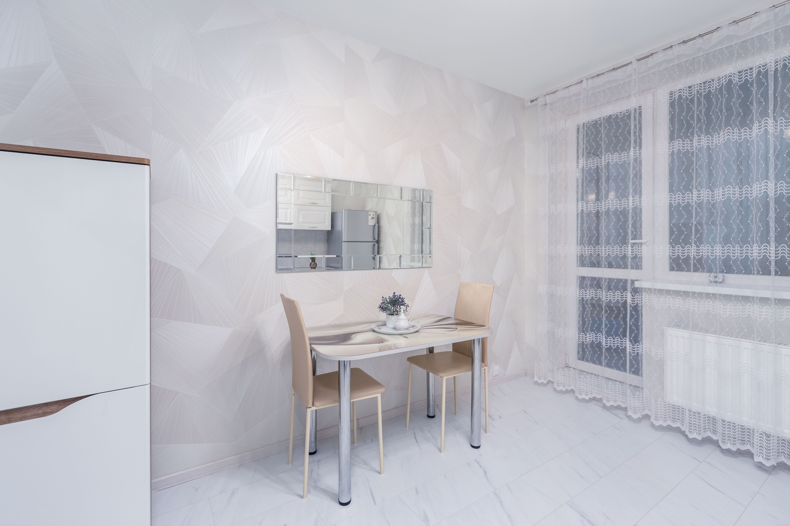 Обеденная зона в кухне в двухкомнатной квартире в микрорайоне Лебяжий