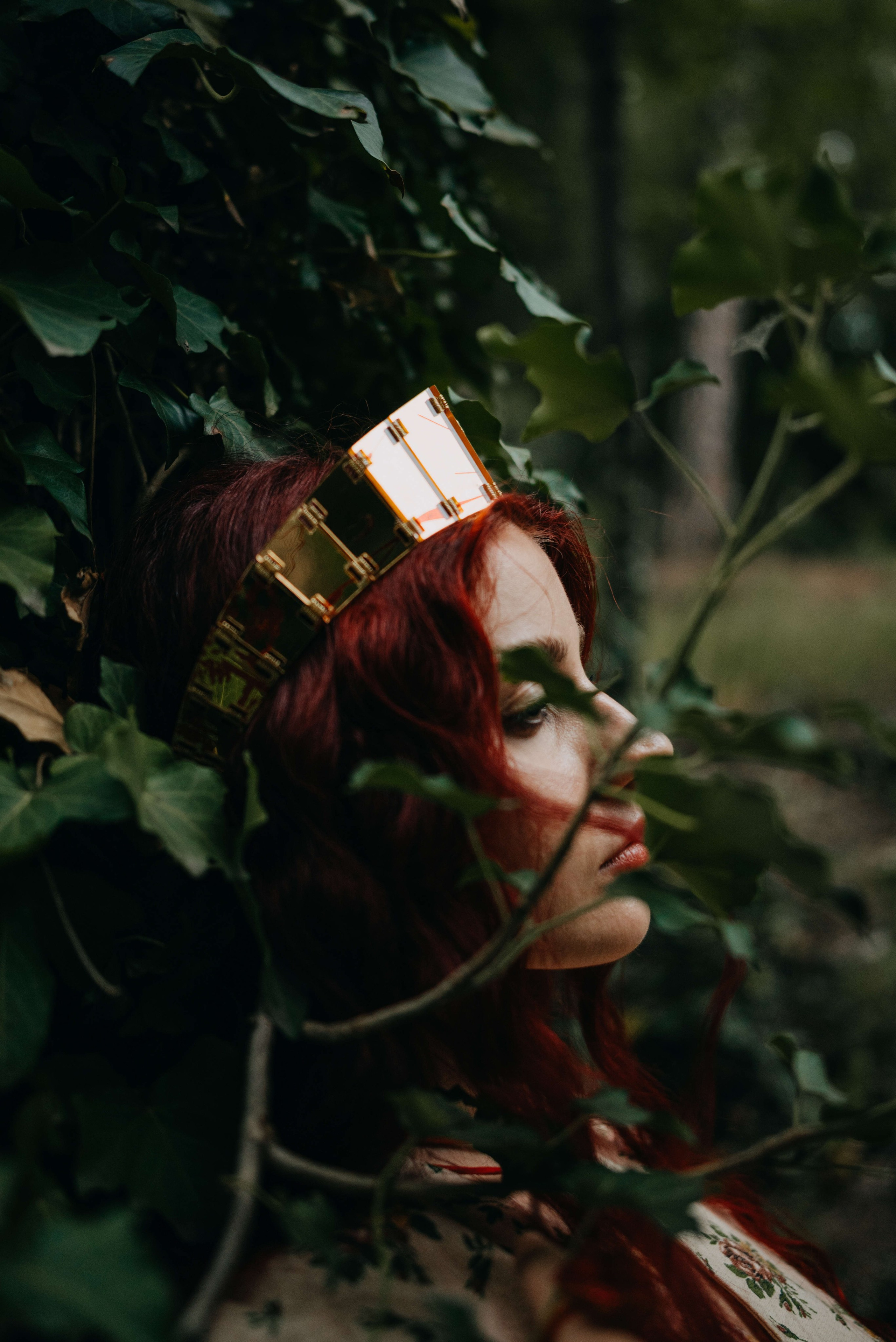 Съемка для бренда славянских украшений в лесу. Портретный и свадебный фотограф в Тбилиси • xeniqo