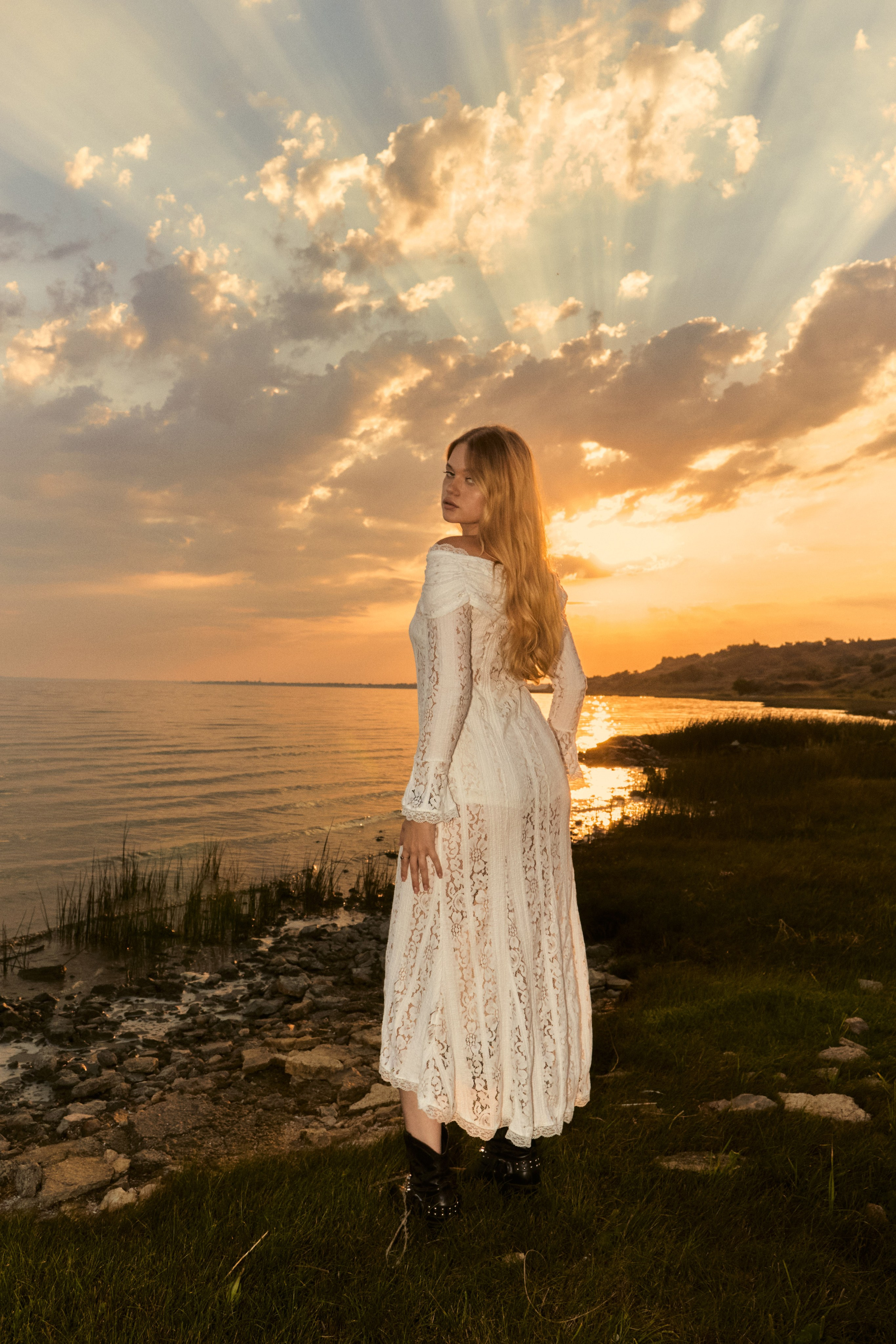 Девушка в белом платье на фоне заката у моря профессиональная фотосессия на природе от фотографа в Ростове-на-Дону