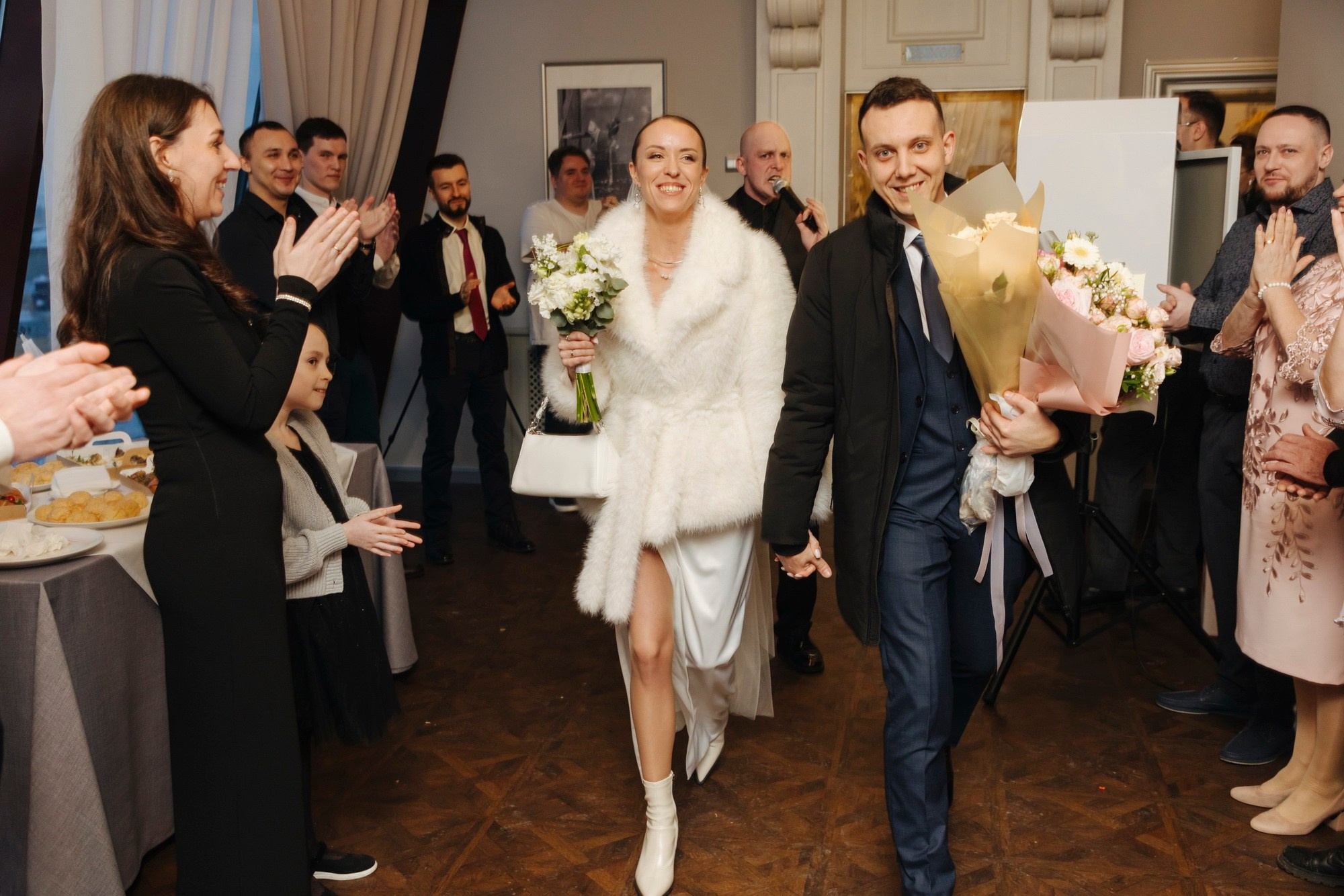 где купить свадебный букет, какой подарок подарить на свадьбу, свадебное платье где купить спб, свадебный салон, актуальные свадебные платья 2025, костюм для жениха, какой ресторан выбрать спб, отель для свадьбы