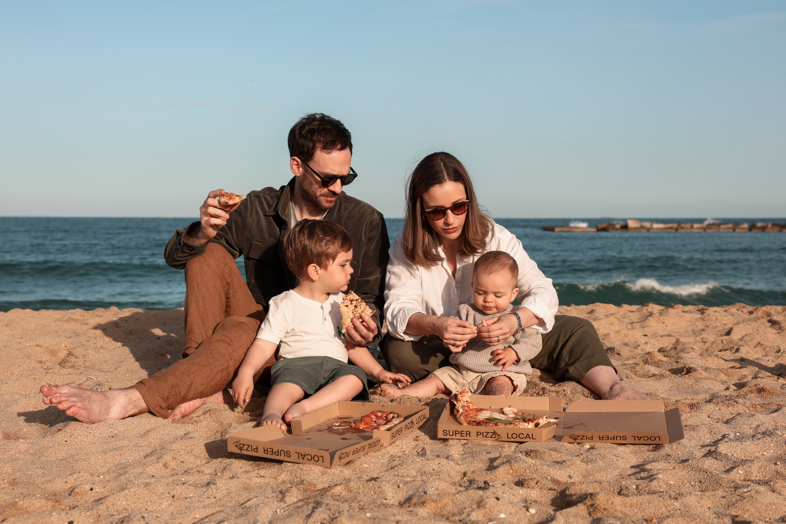 Family pizza at the sea. Natalia Zhuravleva|family, newborn, maternity photographer in Barcelona