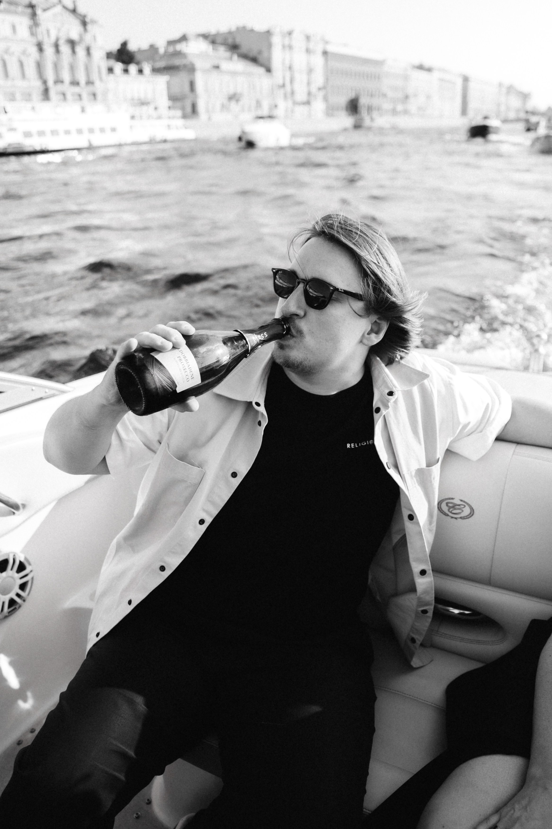 Даша и Витя на катере. Репортажный и портретный фотограф в Санкт-Петербурге Степлевич Дарья