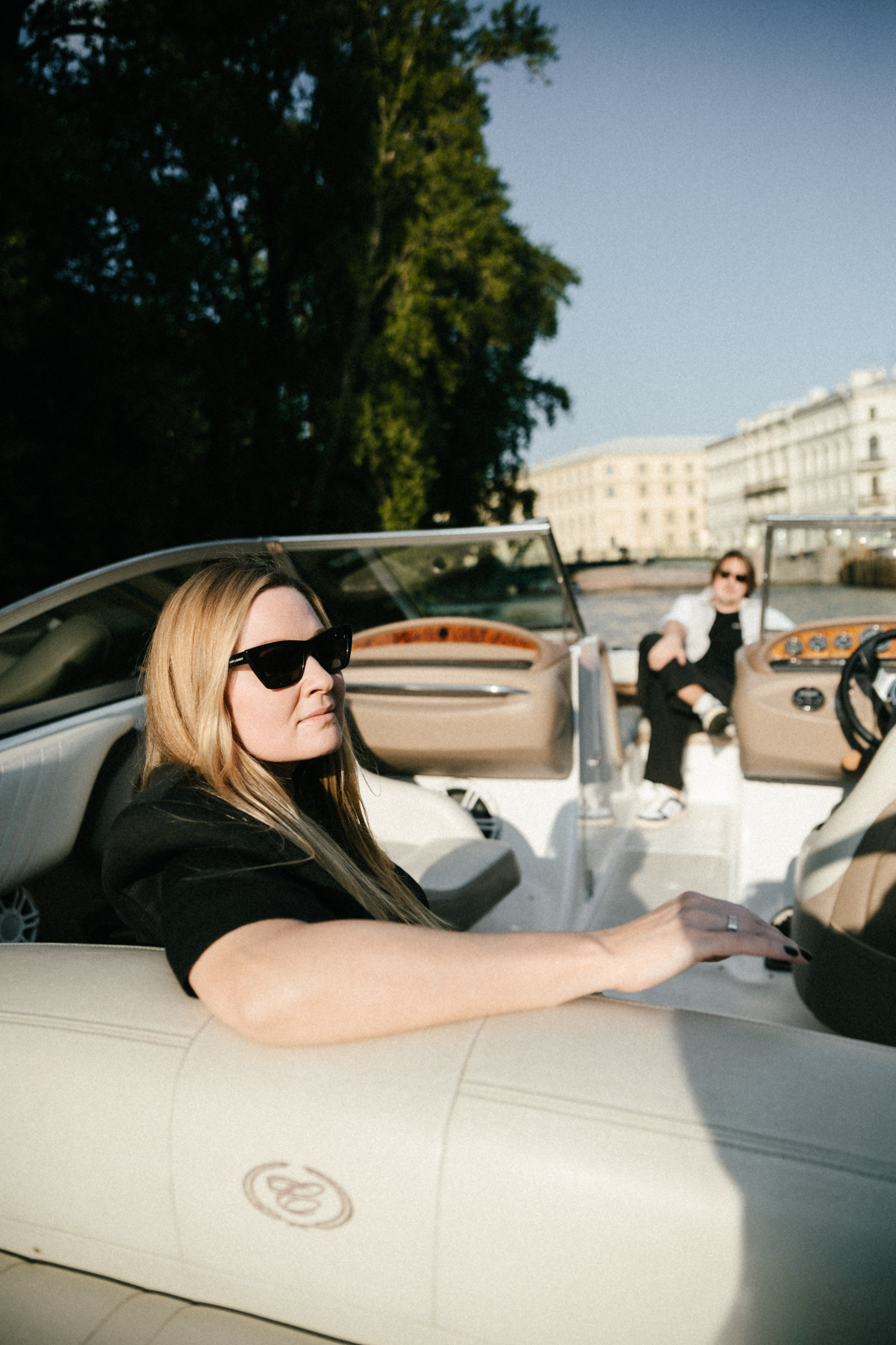 Даша и Витя на катере. Репортажный и портретный фотограф в Санкт-Петербурге Степлевич Дарья