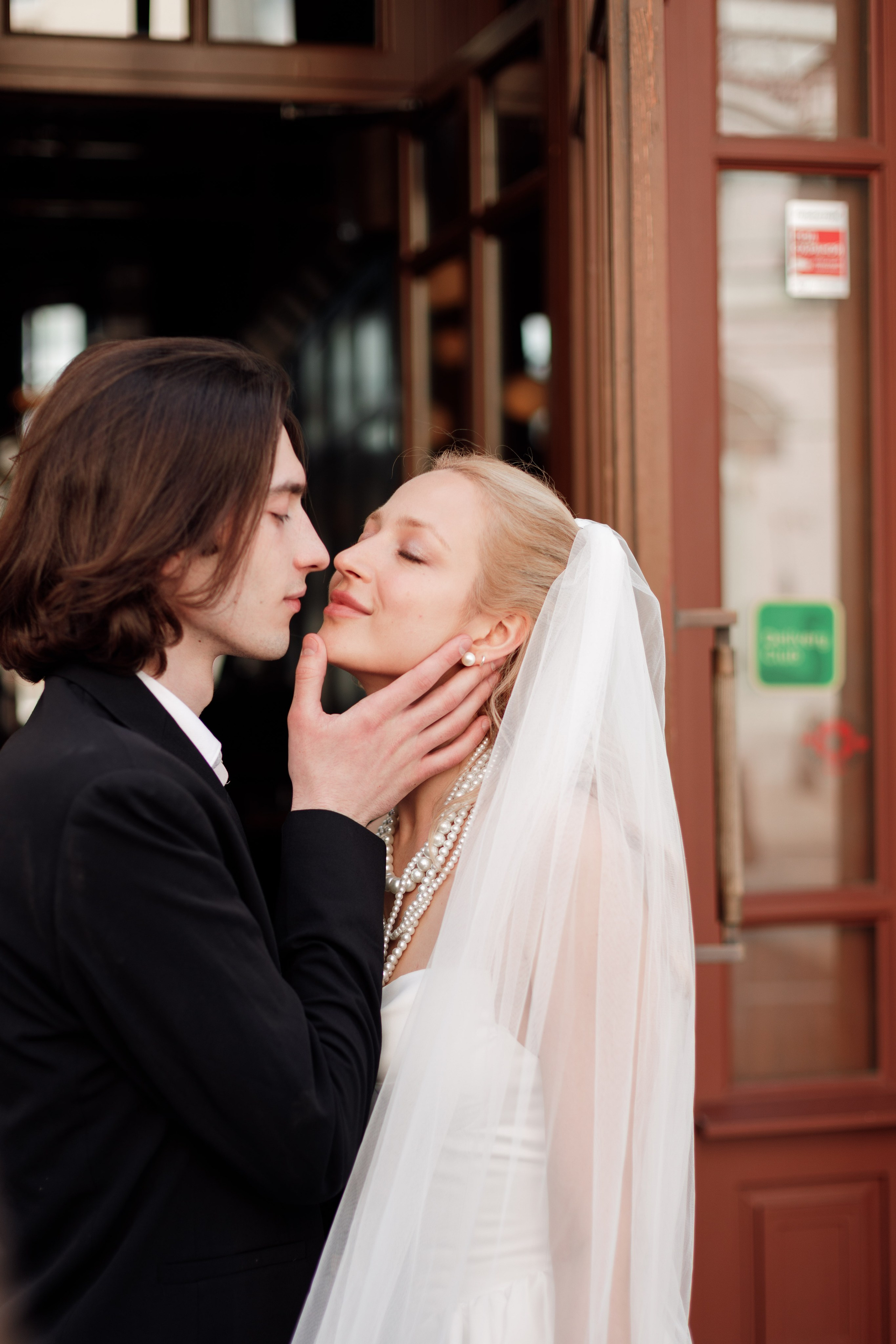 Свадебная фотосессия с автомобилем в центре Москвы, фотограф свадьбам Москва