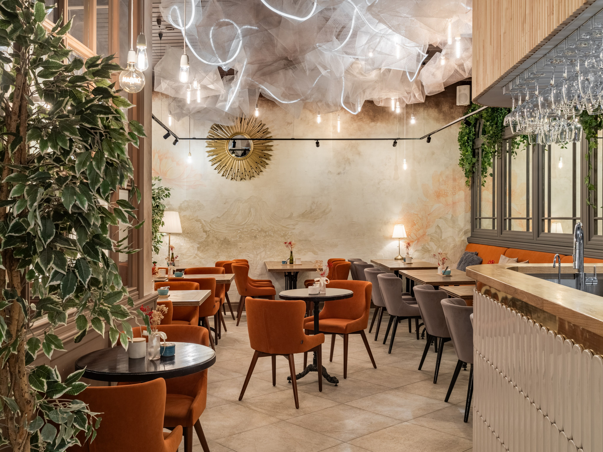 Ресторан Yumi. Дизайнер интерьера | Сабир Ульмаскулов