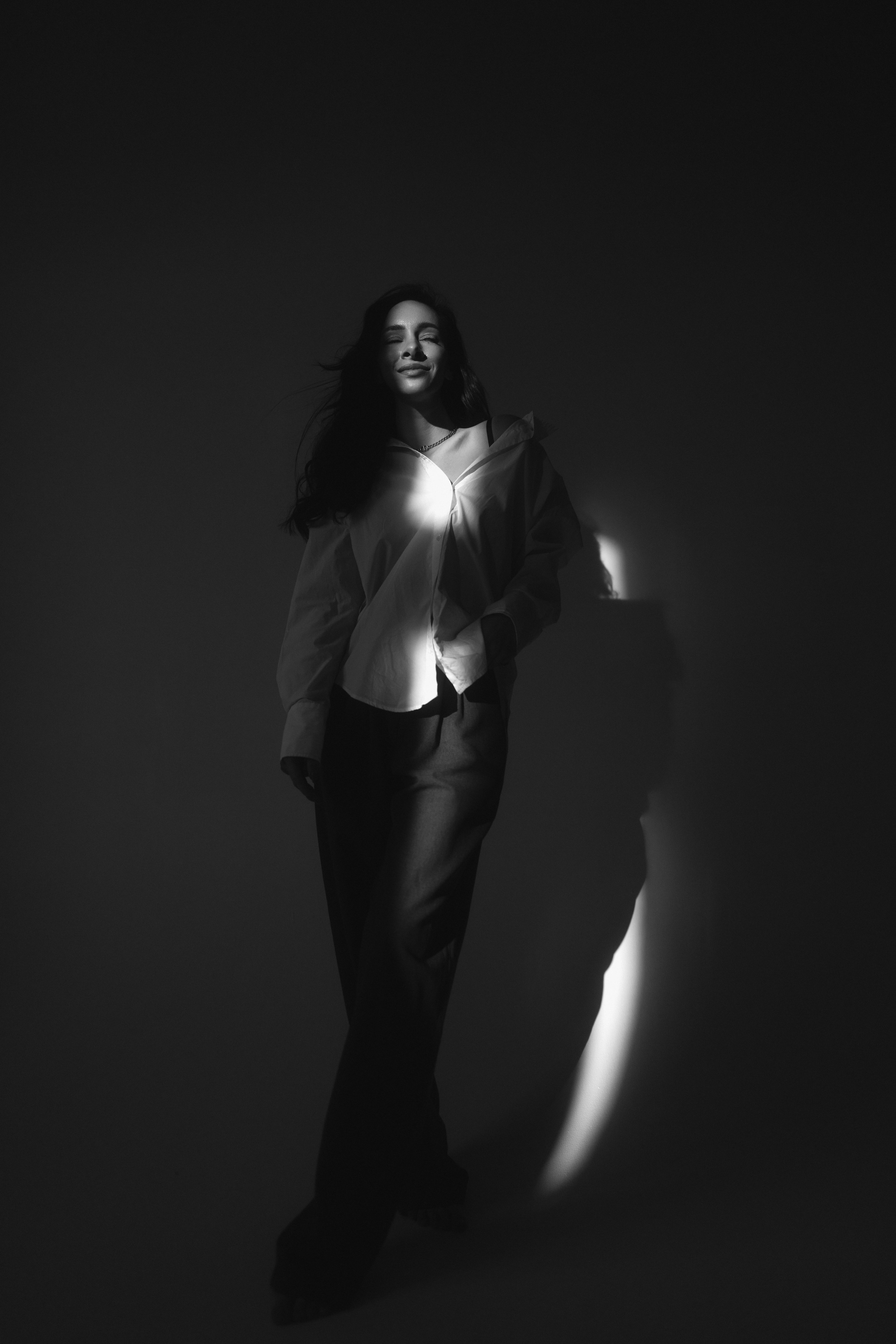 Женская портретная чб фотосессия в студии на циклораме в Казани