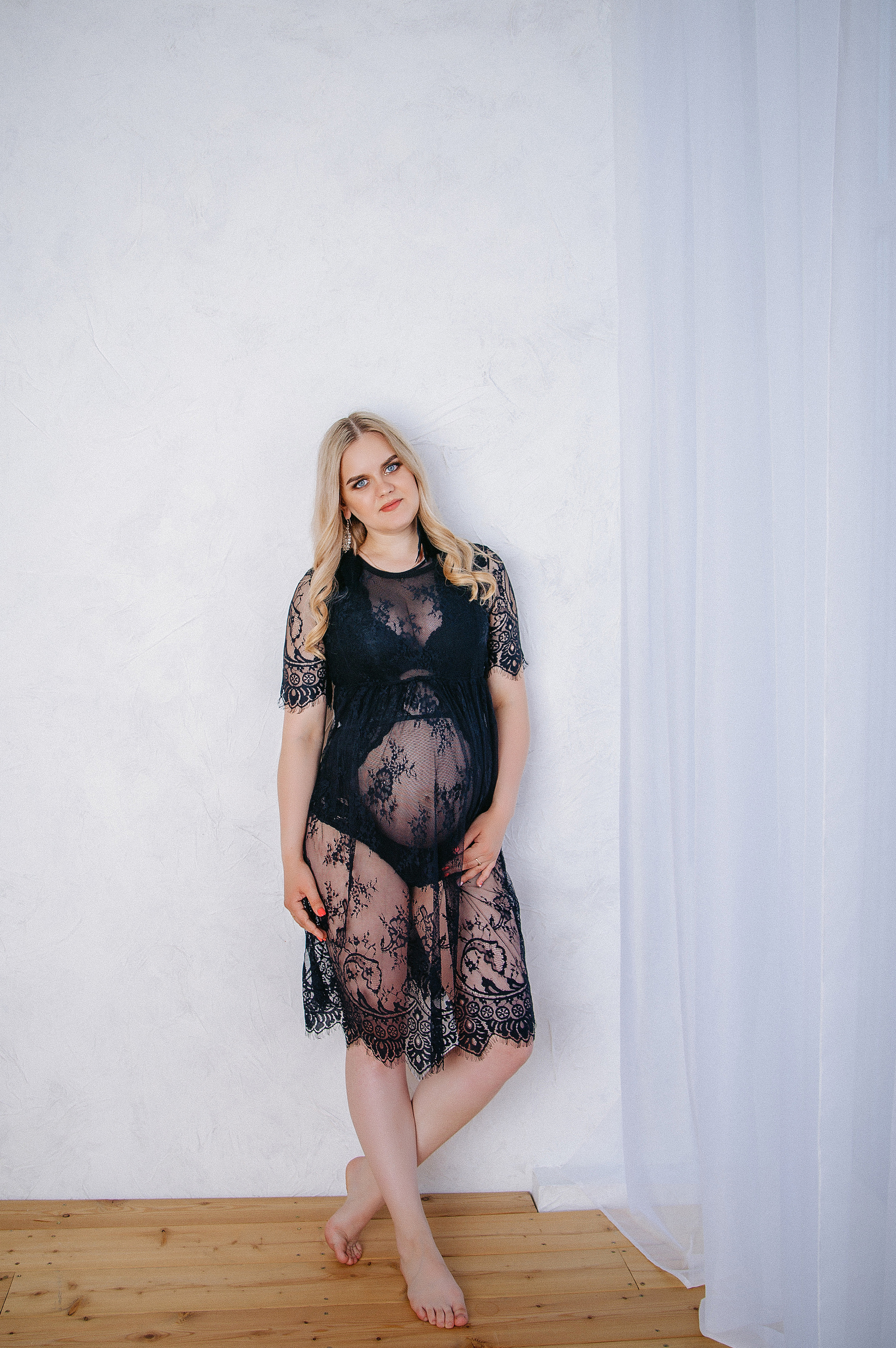 беременная девушка в белом пеньюаре