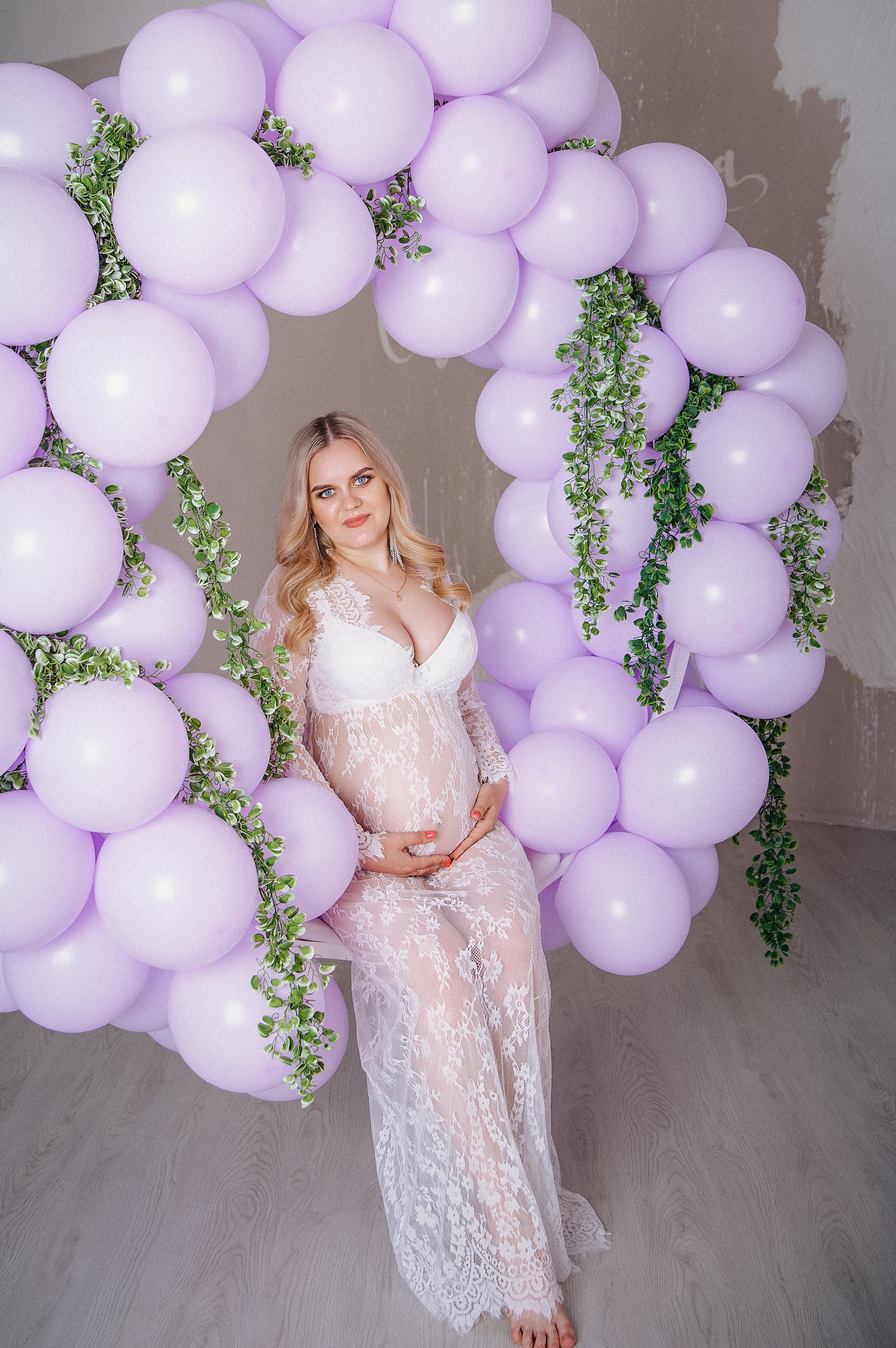 беременная девушка в белом пеньюаре