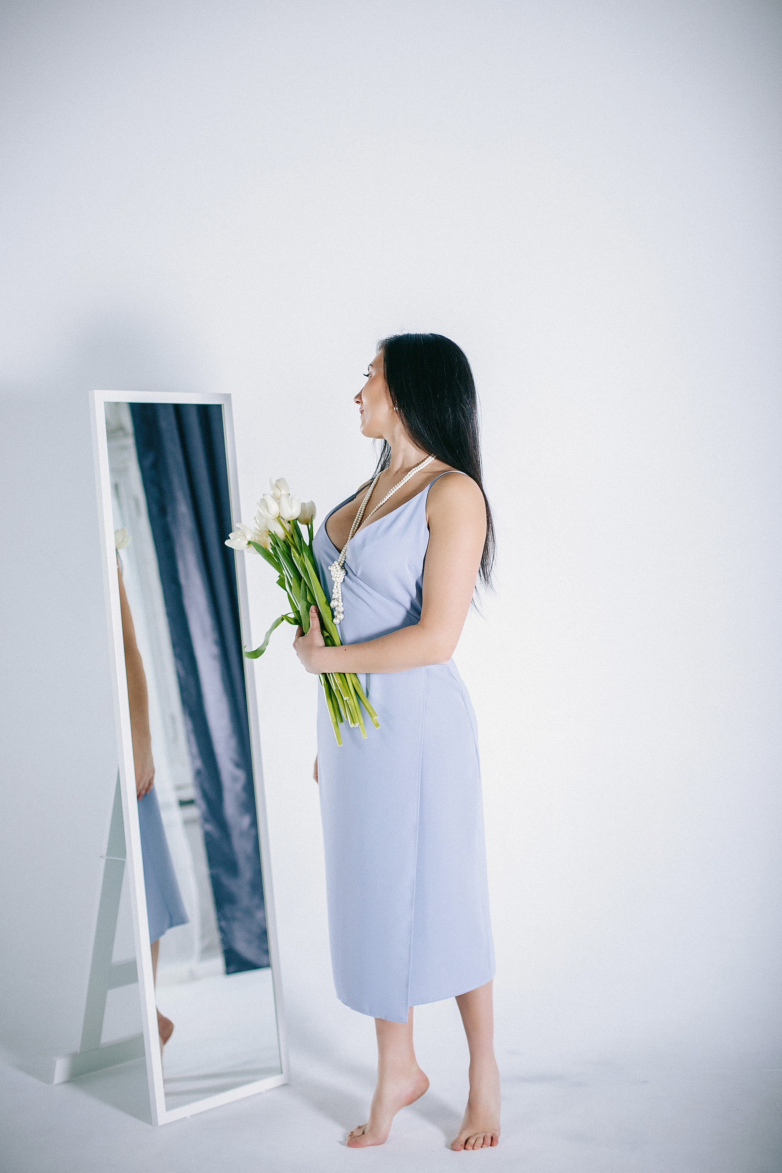 легкий голубой сарафан и белые тюльпаны