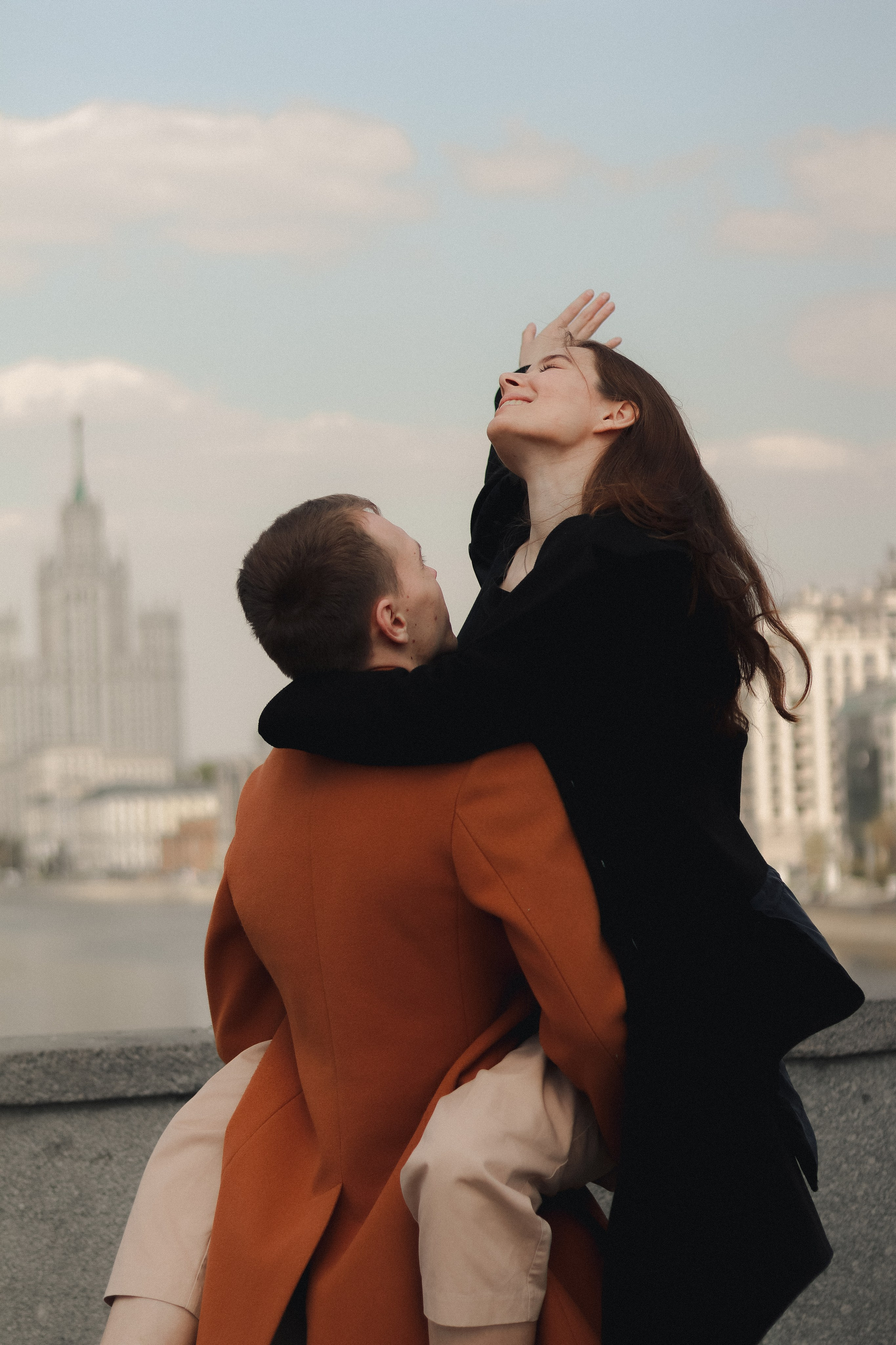Парная фотосессия Елизавета & Роман на Котельнической набережной в Москве. Индивидуальный, свадебный, и love-story фотограф в Москве