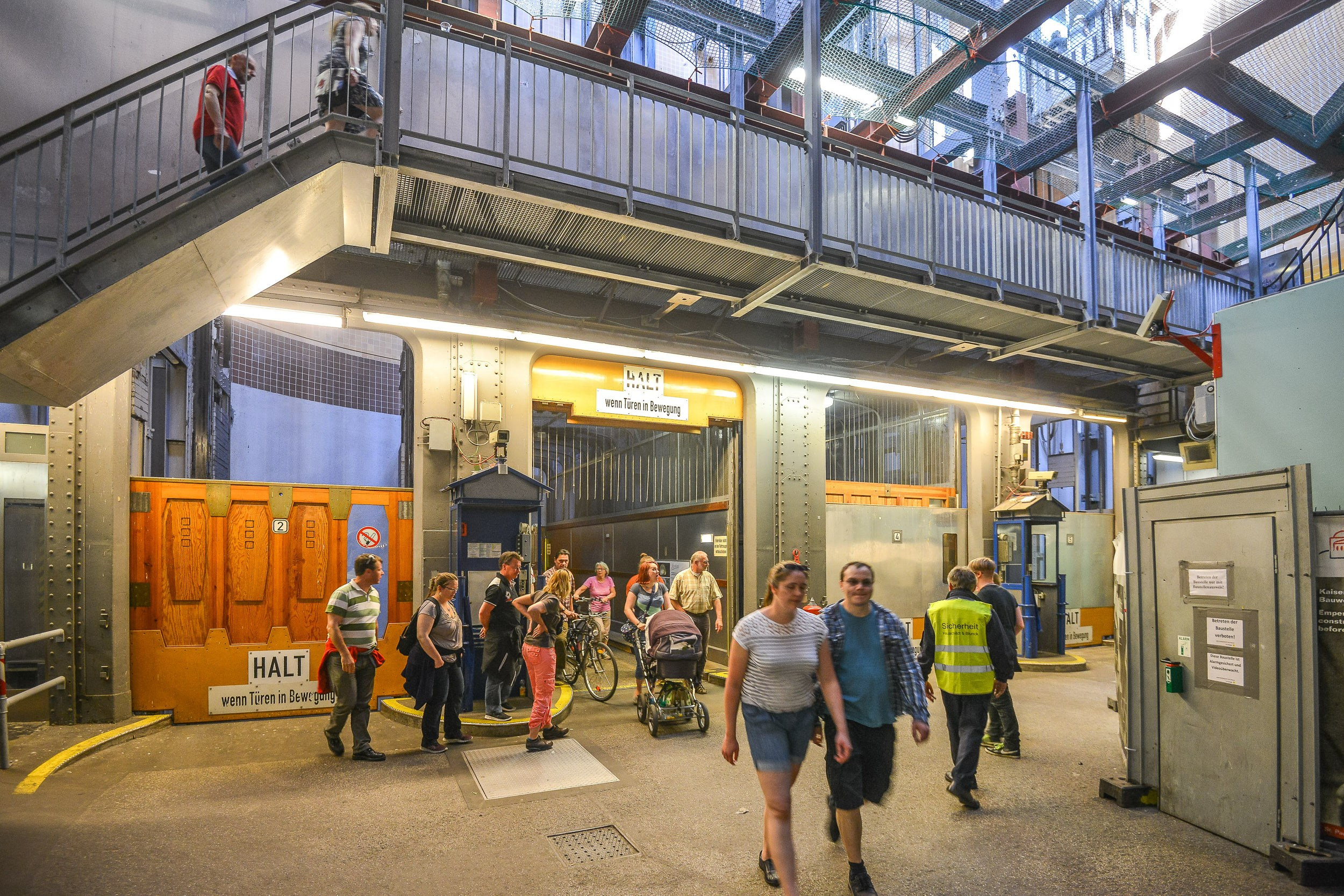 праздник, Беларусь, минск фотограф, репортажной фотограф Беларусь,  фотограф в Минске, Алексей Матюшков, фоторепортер Беларуси, Репортажная съемка мероприятий,  день рождения, Тоннель через Эльбу