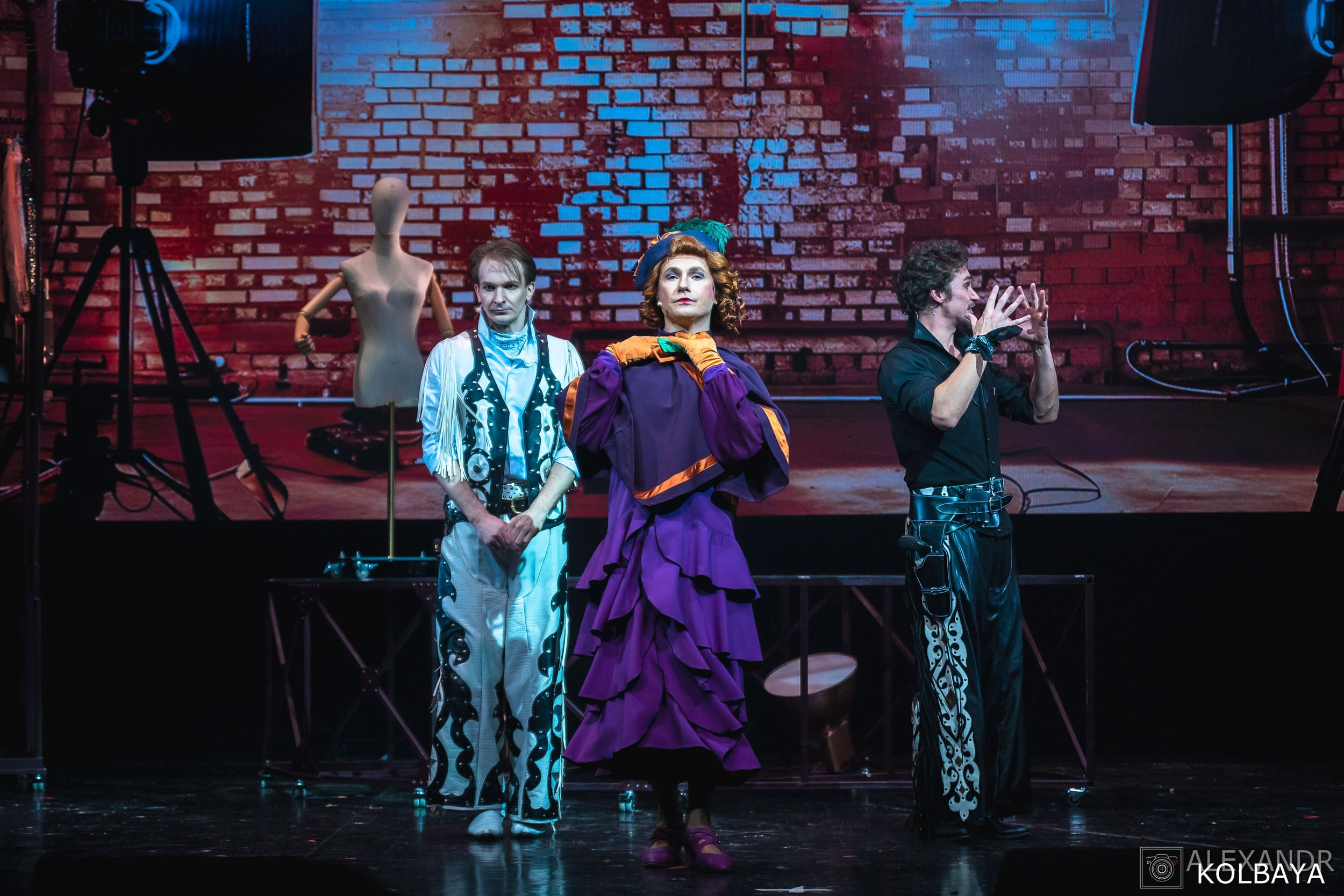 Фотографии со спектакля «Привет, я тетя Чарли». Концертный и театральный репортажный фотограф в Москве Александр Колбая