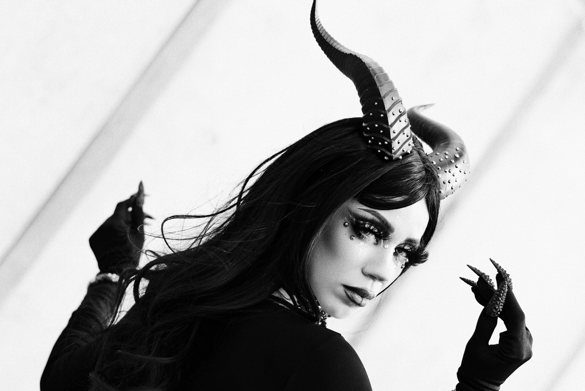 Детали творческого образа: рога, когти и фактурные ткани. Арт-проект Вэл в Тюмени.