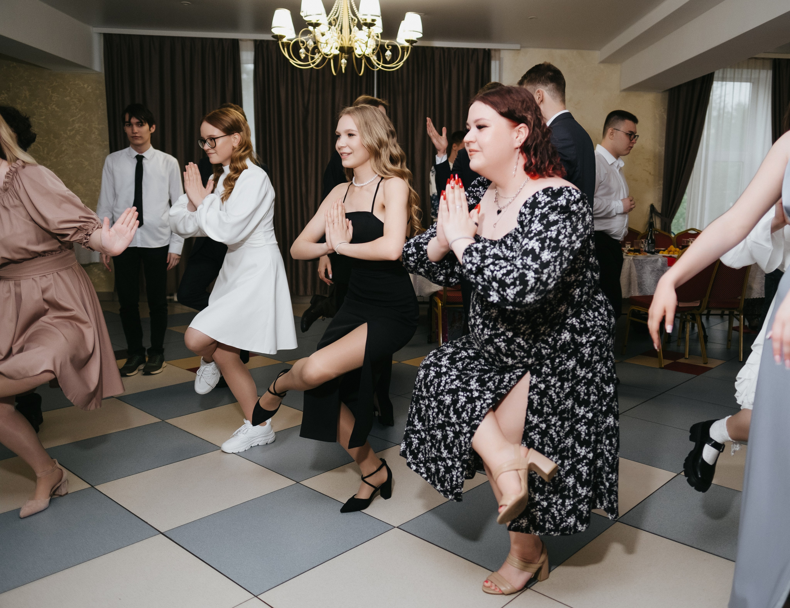 Выпускной 11 класс школы № 30. Свадебный и репортажной фотограф Денис Ожигин в Краснодаре и Краснодарском крае