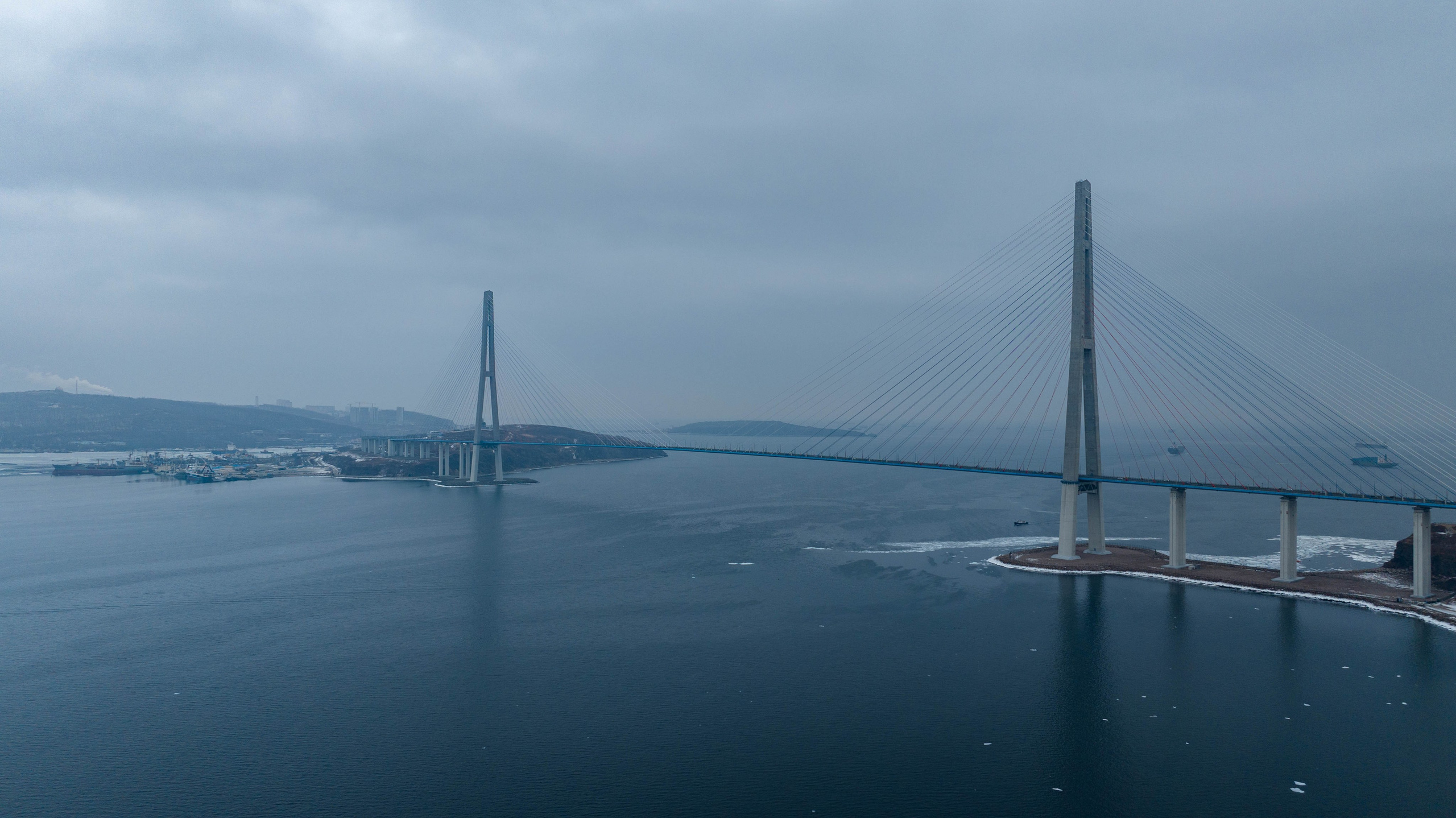 Русский мост. Турист оптимист