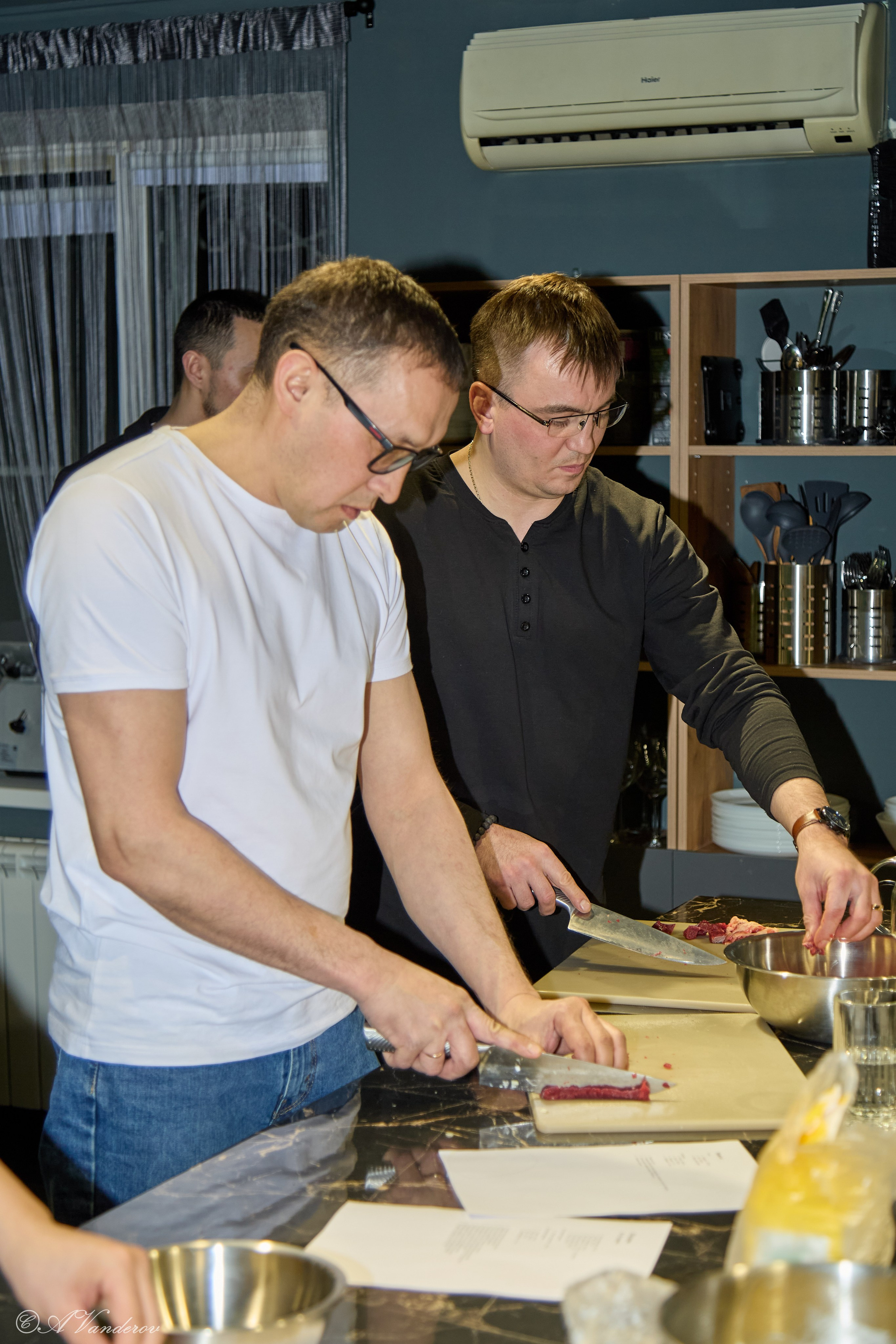 Мужские разговоры на кухне. Фотограф Омск | Александр Вандеров