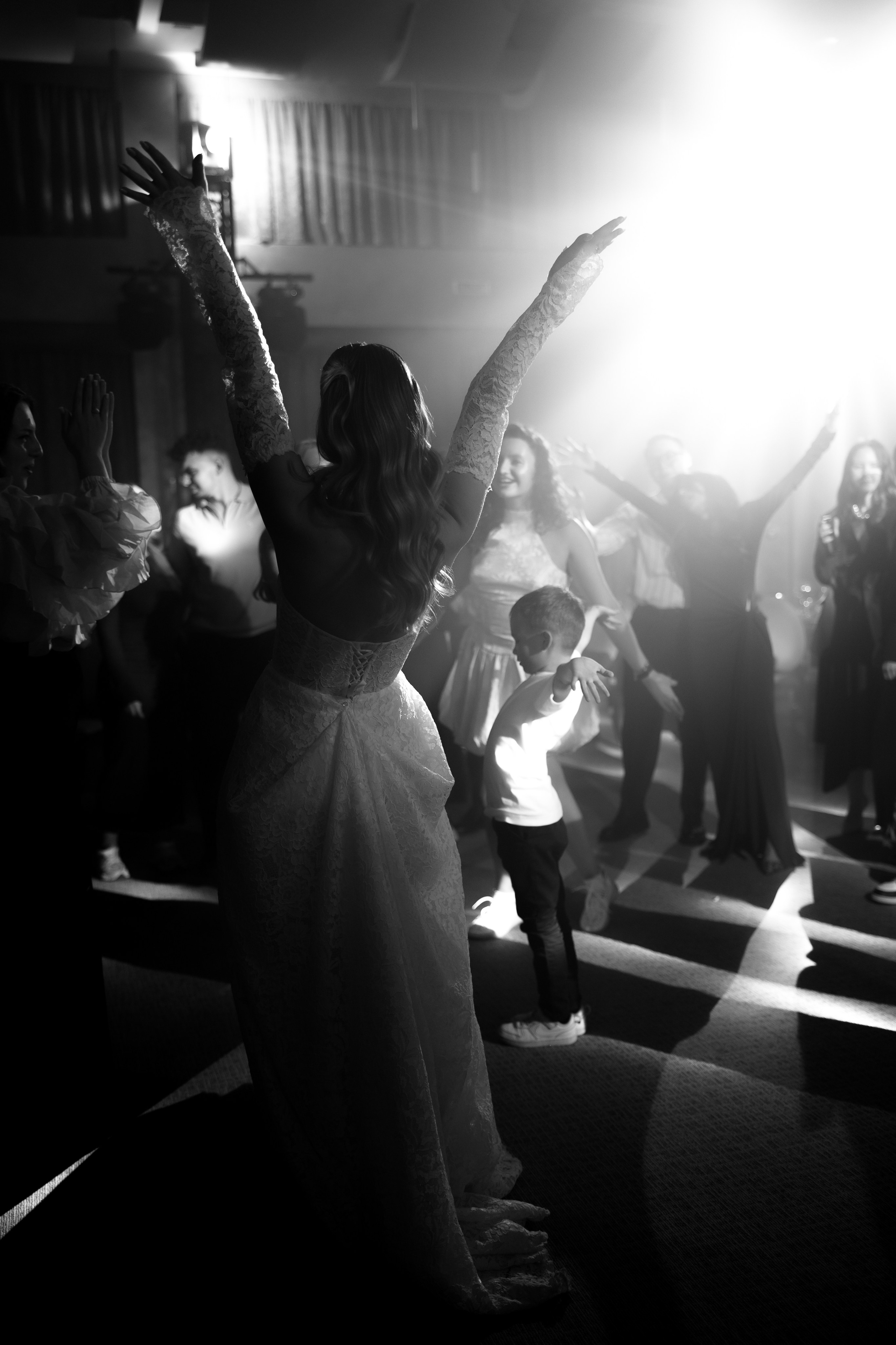 Таня и Тимур, утренние сборы в квартире и свадебный ужин. Фотограф любви в городе Казань