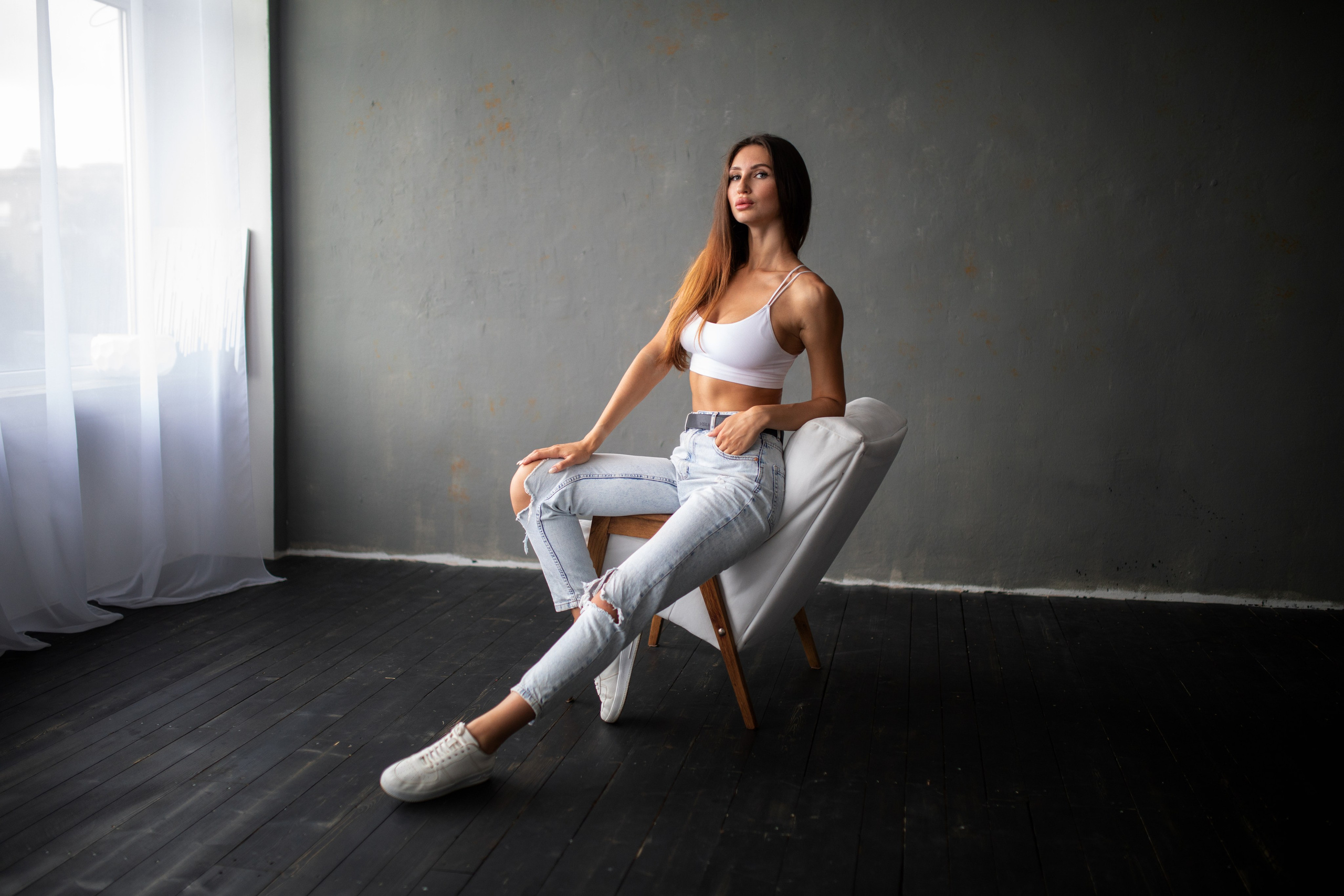 Съемка с Викторией в студии с минимальным интерьером в формате для «себя»