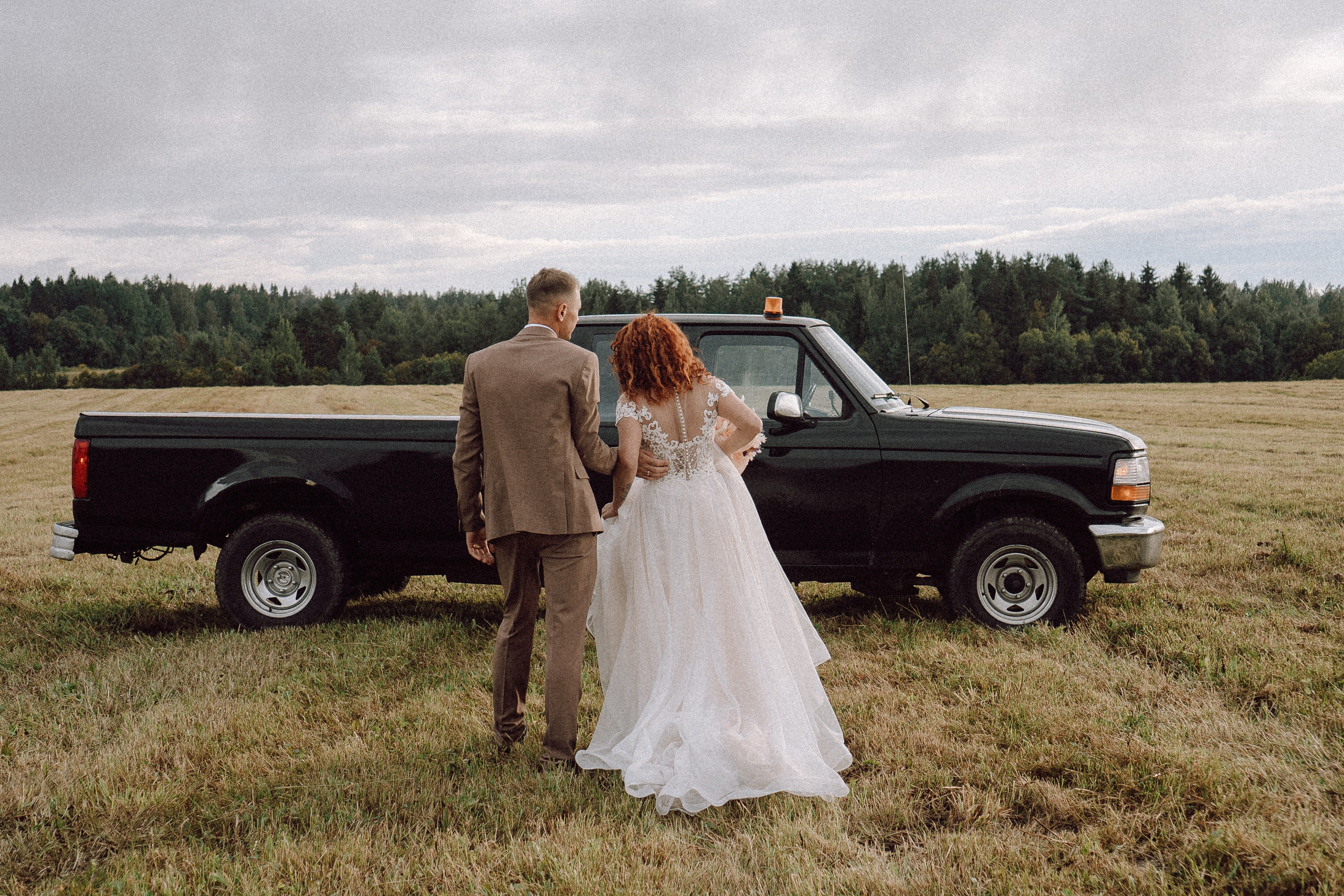 СВАДЕБНАЯ ФОТОСЕССИИЯ ПАРЫ В ГОРОДЕ ПРИОЗЕРСК В СОСНОВОМ ЛЕСУ И С ПИКАПОМ. Профессиональный фотограф, Санкт-Петербург — Виктория Богомолова
