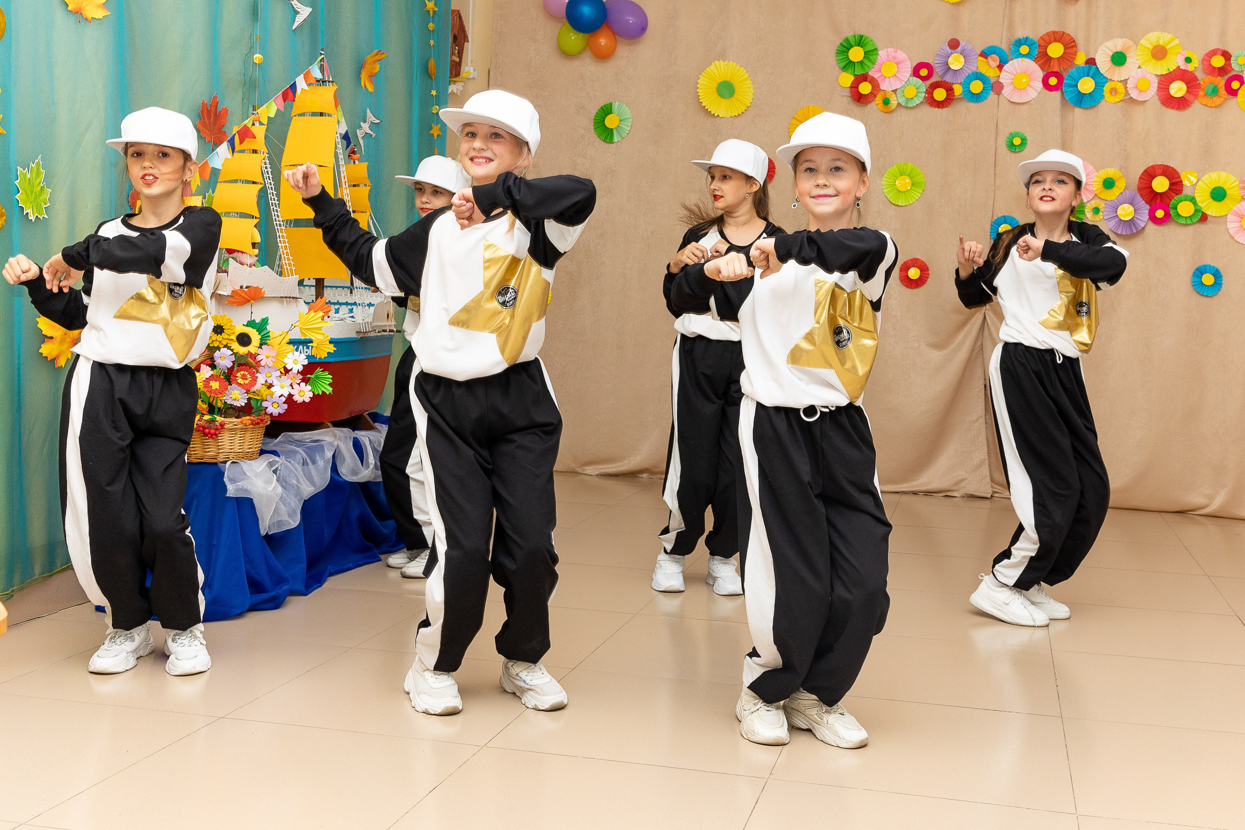 Выступление танцевального коллектива Браво. Выпускные альбомы во Владивостоке