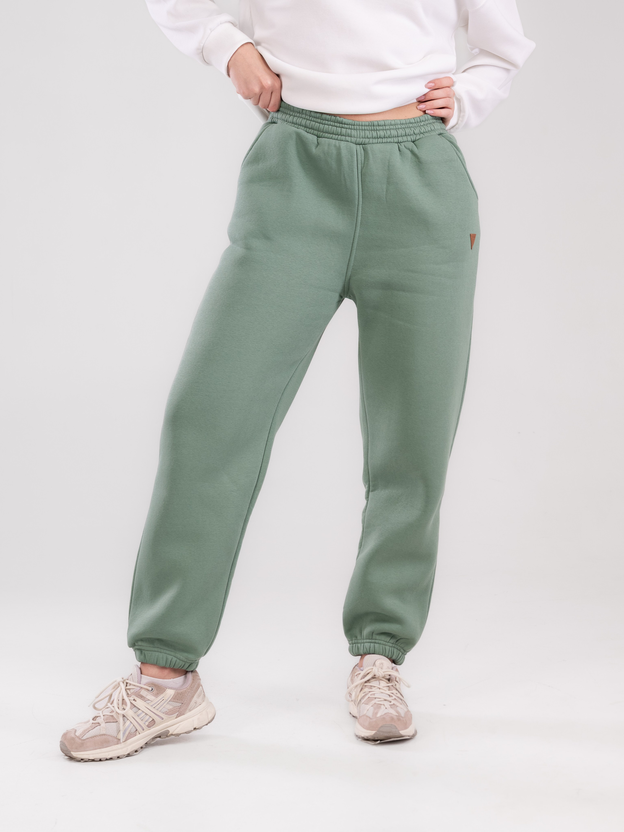 Спортивные костюмы и брюки с большой палитрой цветов!. Предметный фотограф, фото для маркетплейсов Пятигорск, КМВ