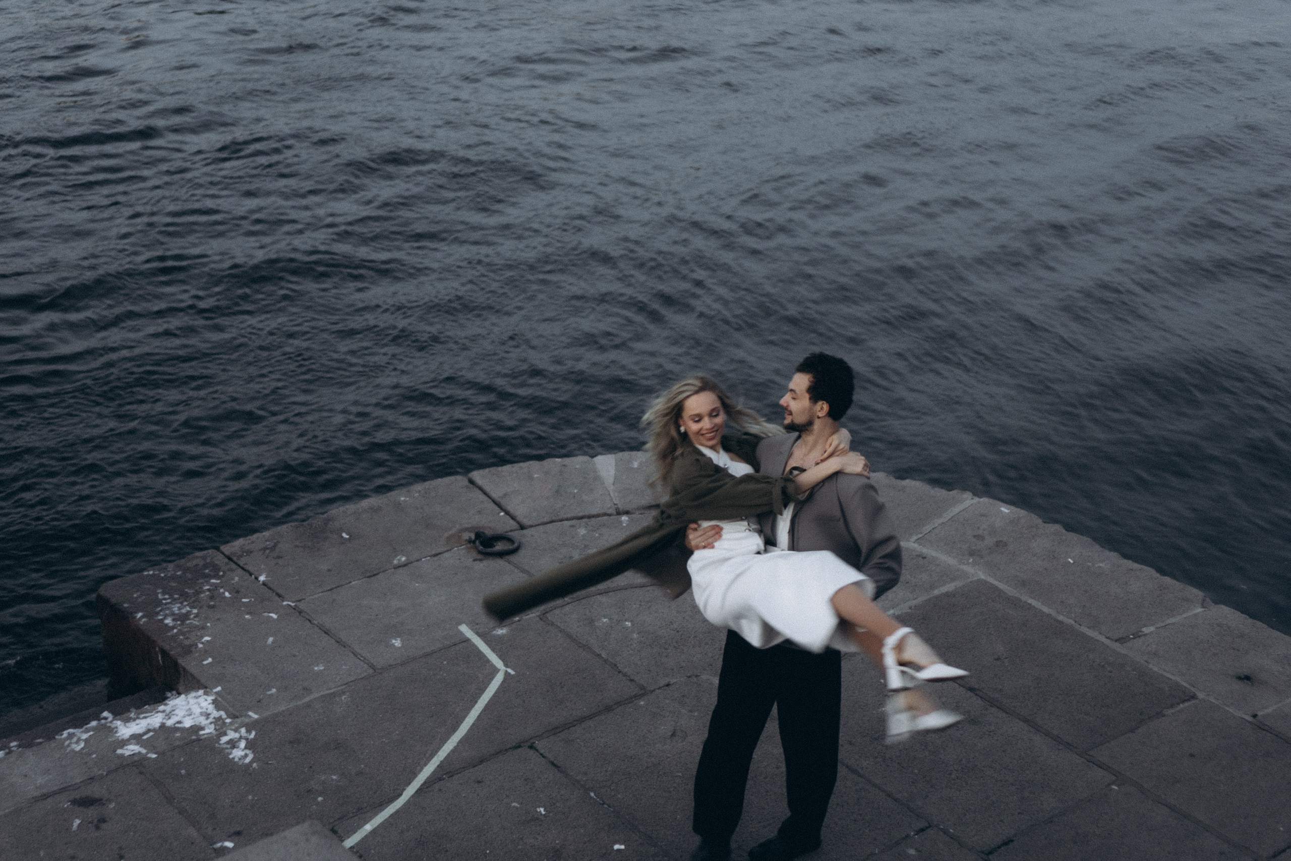 СВАДЕБНАЯ СЬЕМКА ПАРЫ НА РАССВЕТЕ В БЕЛЫЕ НОЧИ И ПРОГУЛКА С РАЗВОДНЫМИ МОСТАМИ И ПИКНИК ВОЗЛЕ ИСАКИЕВСКОГО СОБОРА. Профессиональный фотограф, Санкт-Петербург — Виктория Богомолова