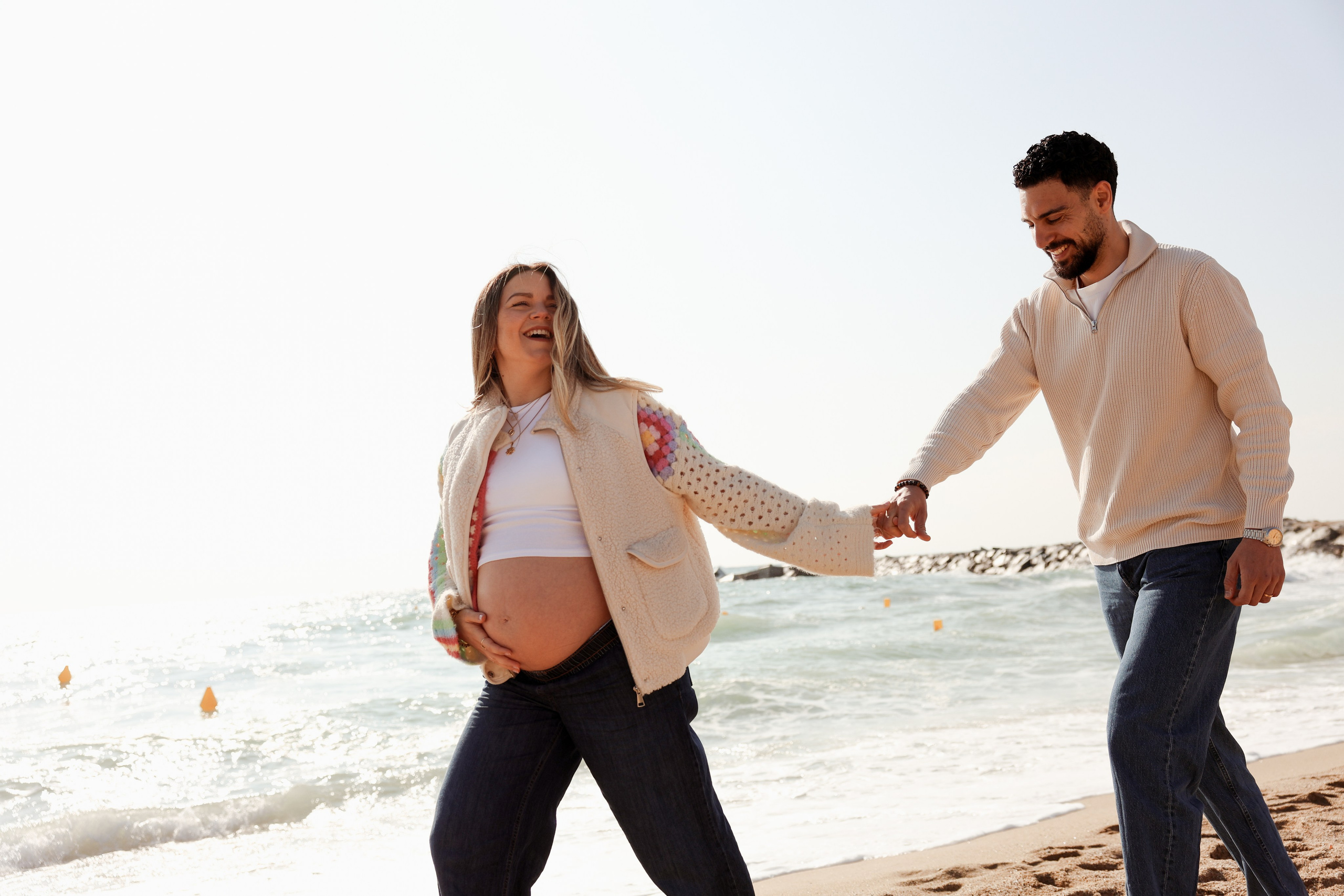 Sunny morning at the sea. Natalia Zhuravleva|family, newborn, maternity photographer in Barcelona