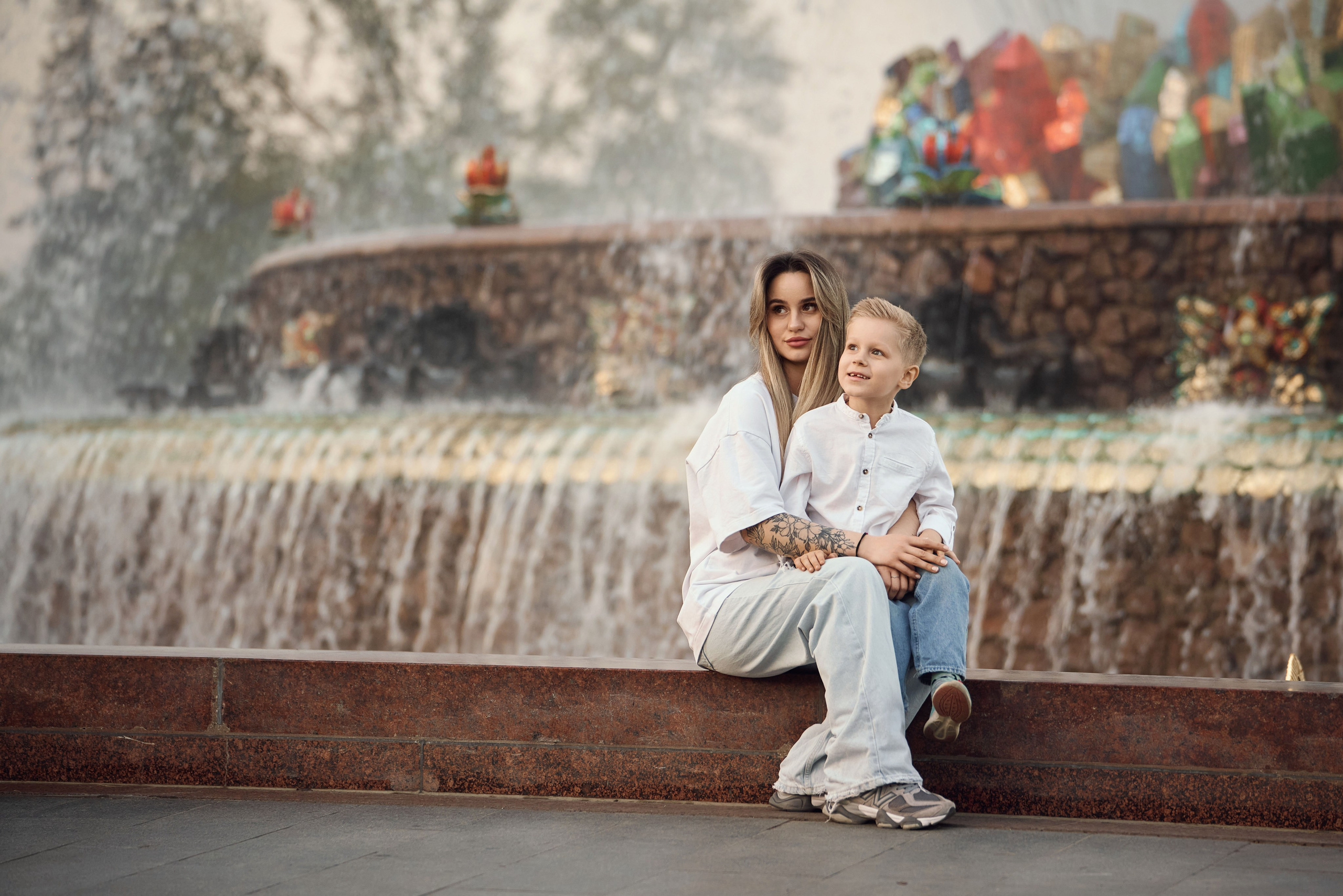 мама взяла на колени сына у фонтана каменный цветок на ВДНХ 