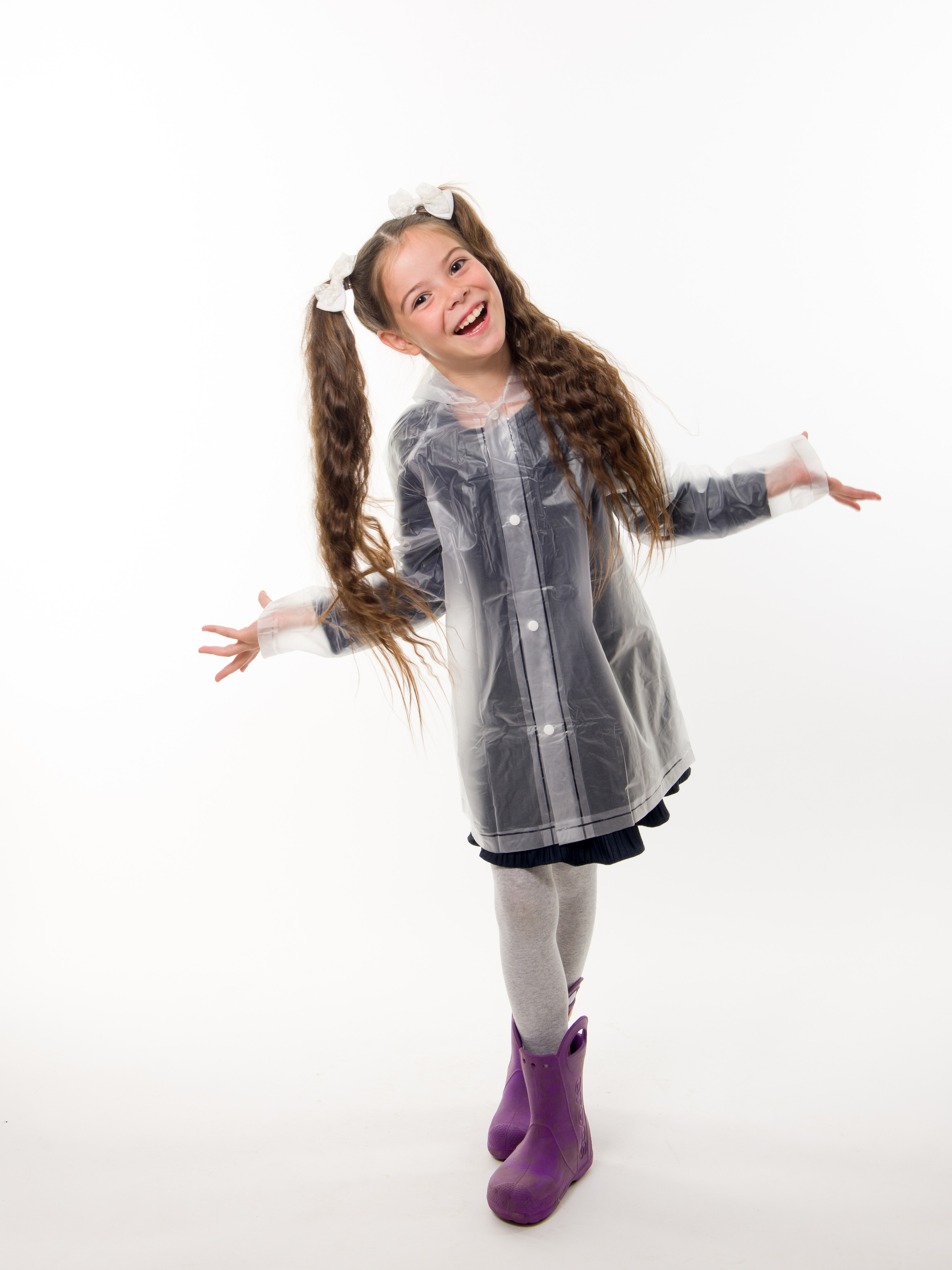 веселая девочка в дождевике