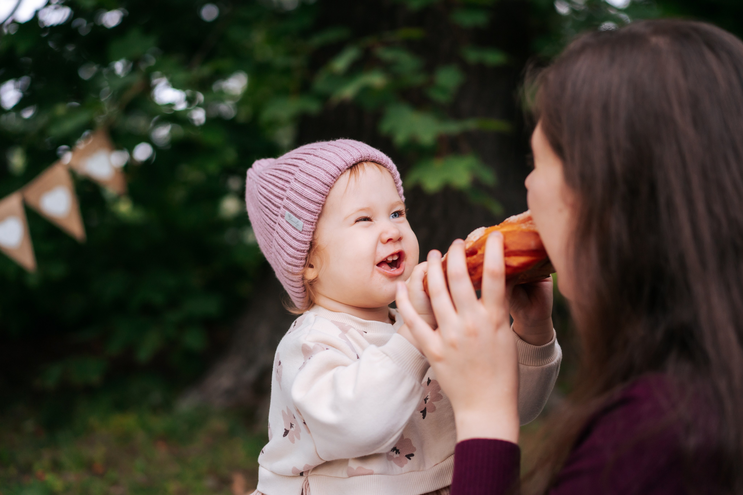 Евангелина с мамой в парке. Детская, семейная фотостудия в Санкт-Петербурге