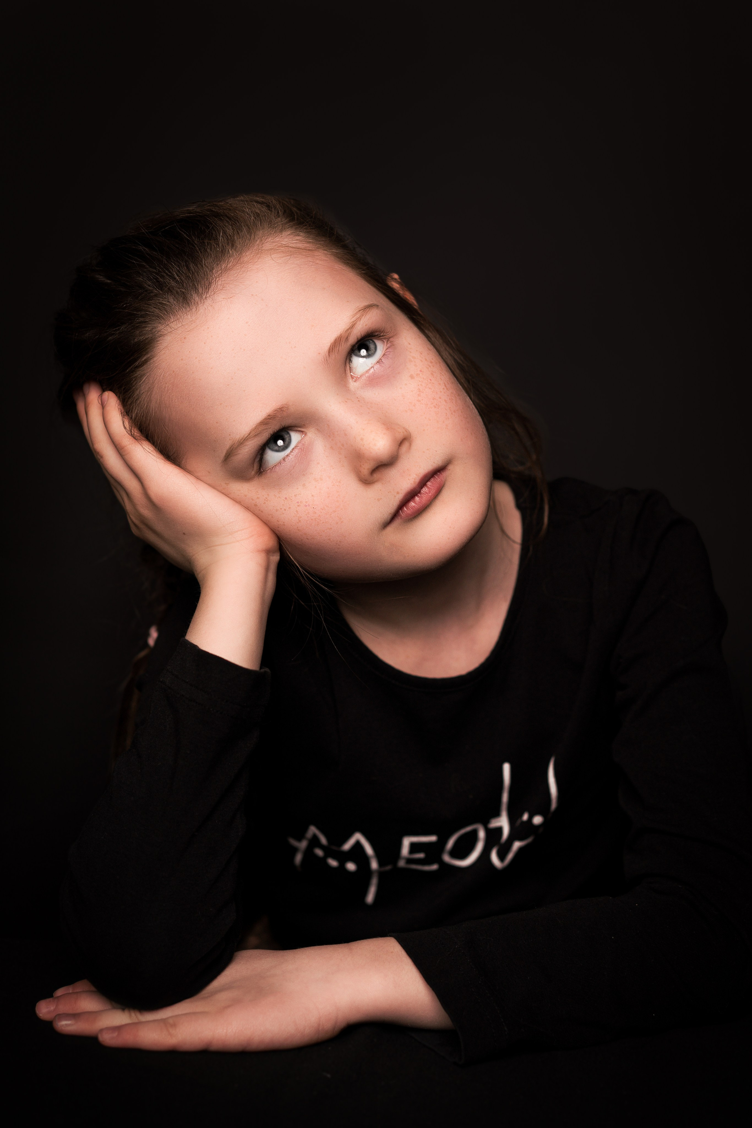 Детский сад, портреты на чёрном фоне. Фотограф Шунова Саша