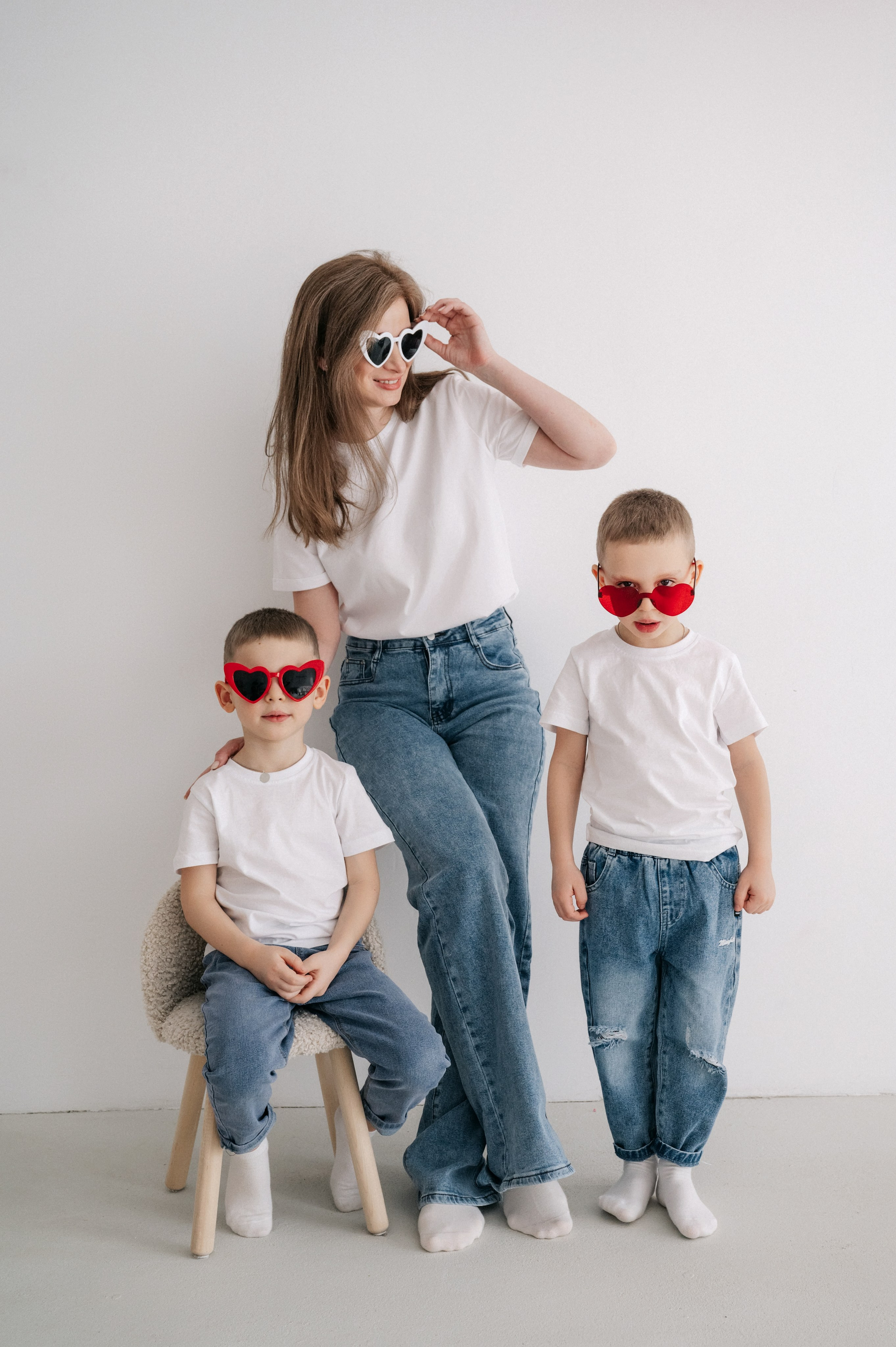 Семейная фотосессия мамы с сыновьями в фотостудии в Королёве. Свадебный и семейный фотограф Виктория Носачёва. Щелково, Москва и МО