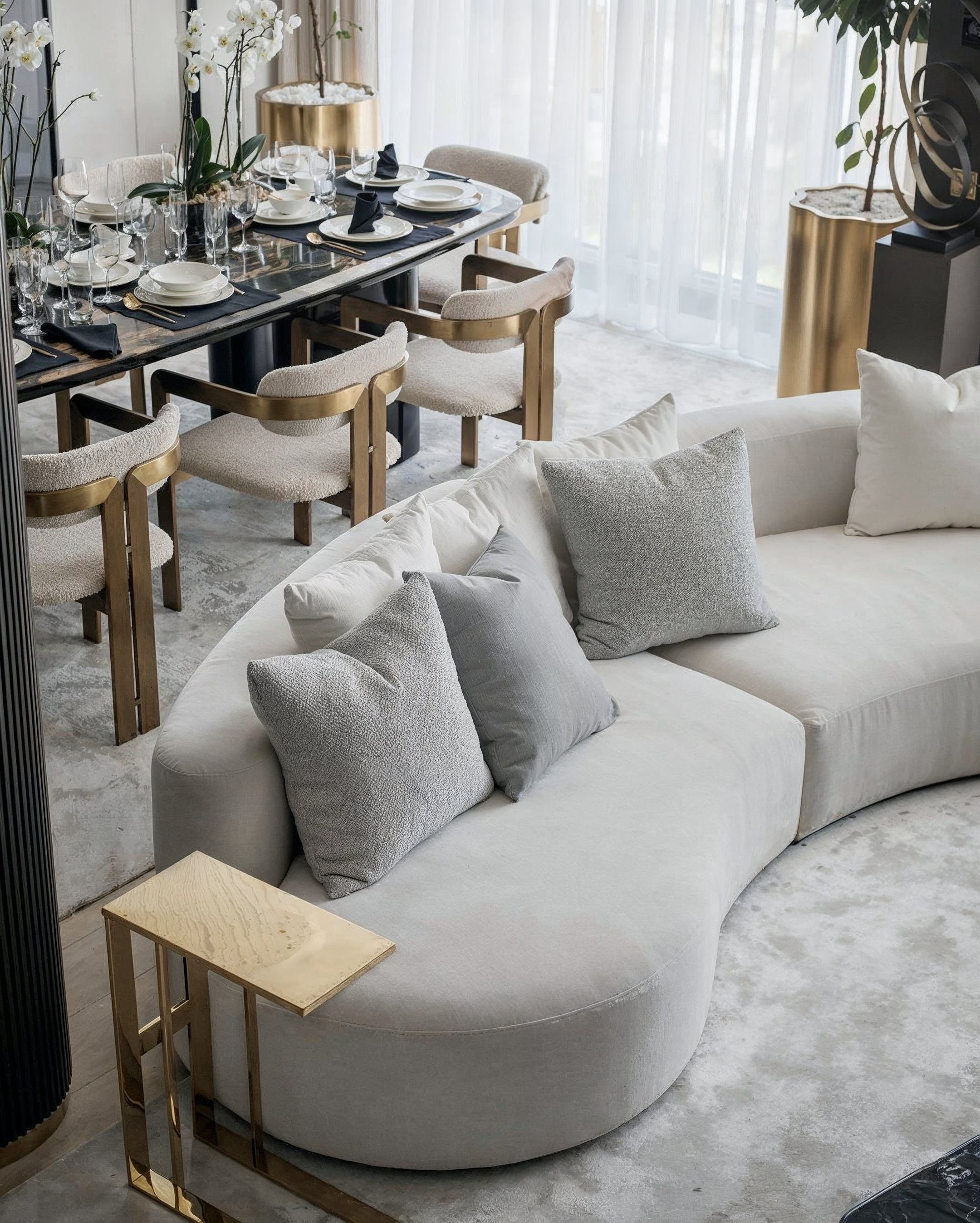 Современная гостиная с изогнутым диваном и видом на столовую зону — интерьер от Валерии Котович