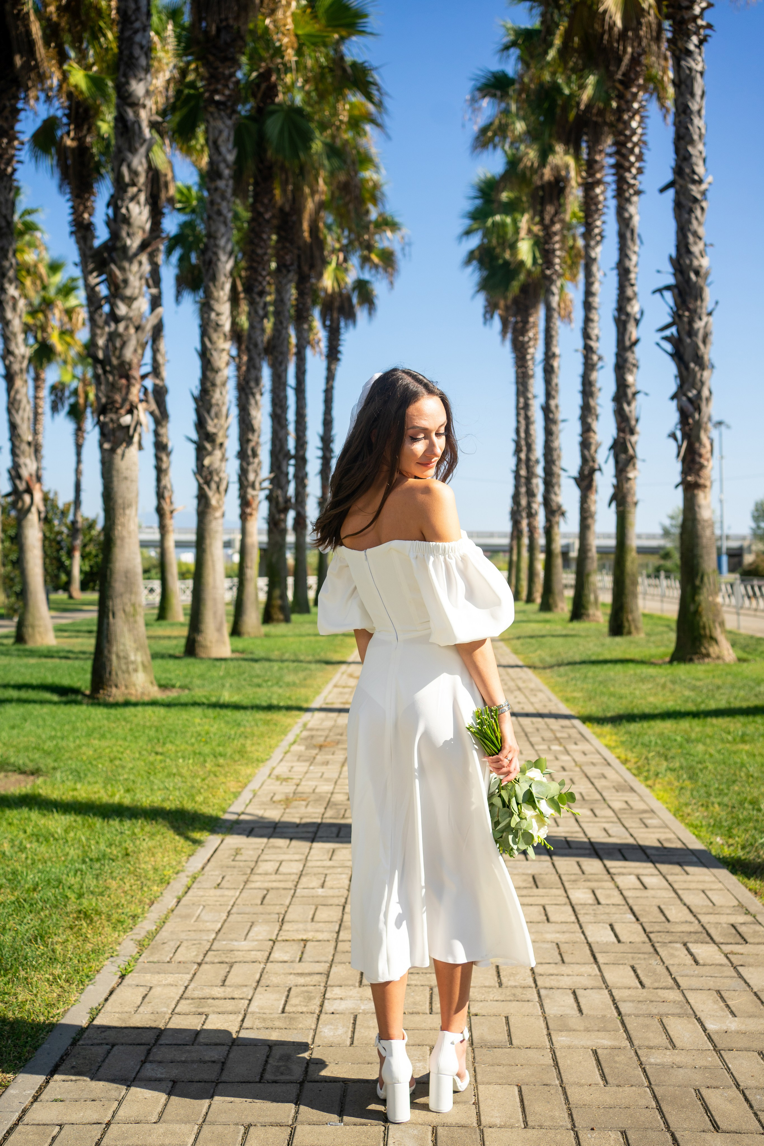 Свадебная прогулка в Красной поляне и на аллее пальм в Сириусе. Фотограф в Сочи Тиунова Маргарита и Тиунов Евгений