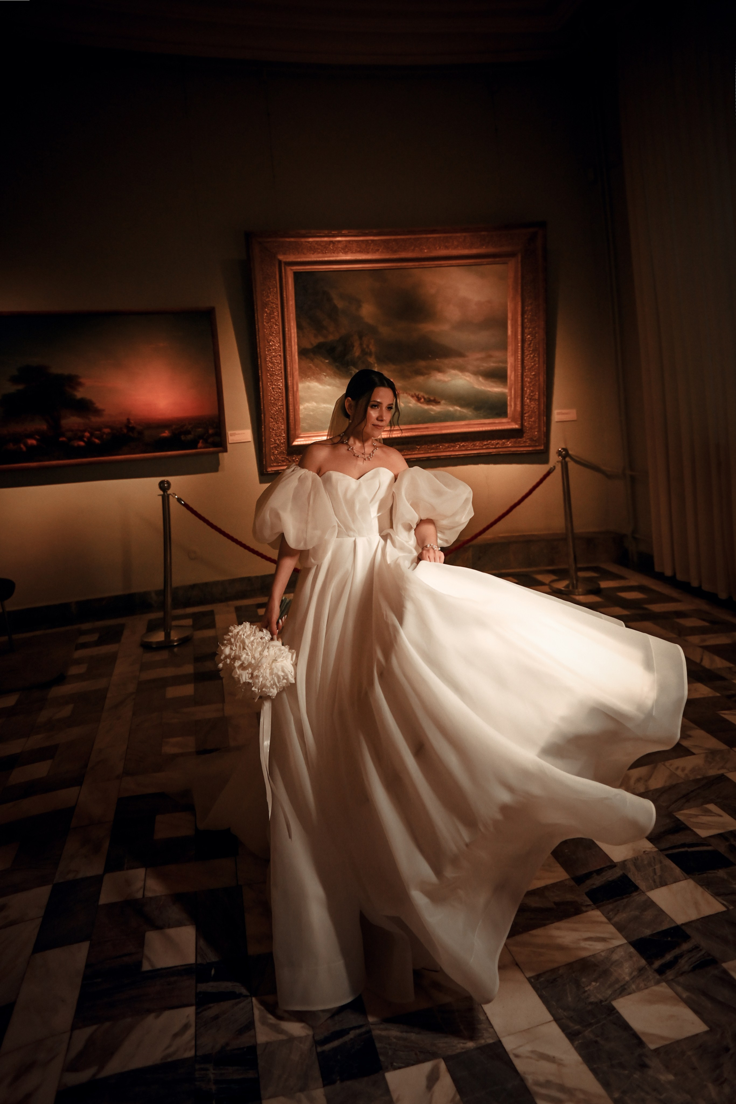 Небольшая свадебная серия в музее и прогулкой под дождем Эльмиры и Ризата. Свадебный, семейный, детский, контент фотограф в Омске Максим Ильин