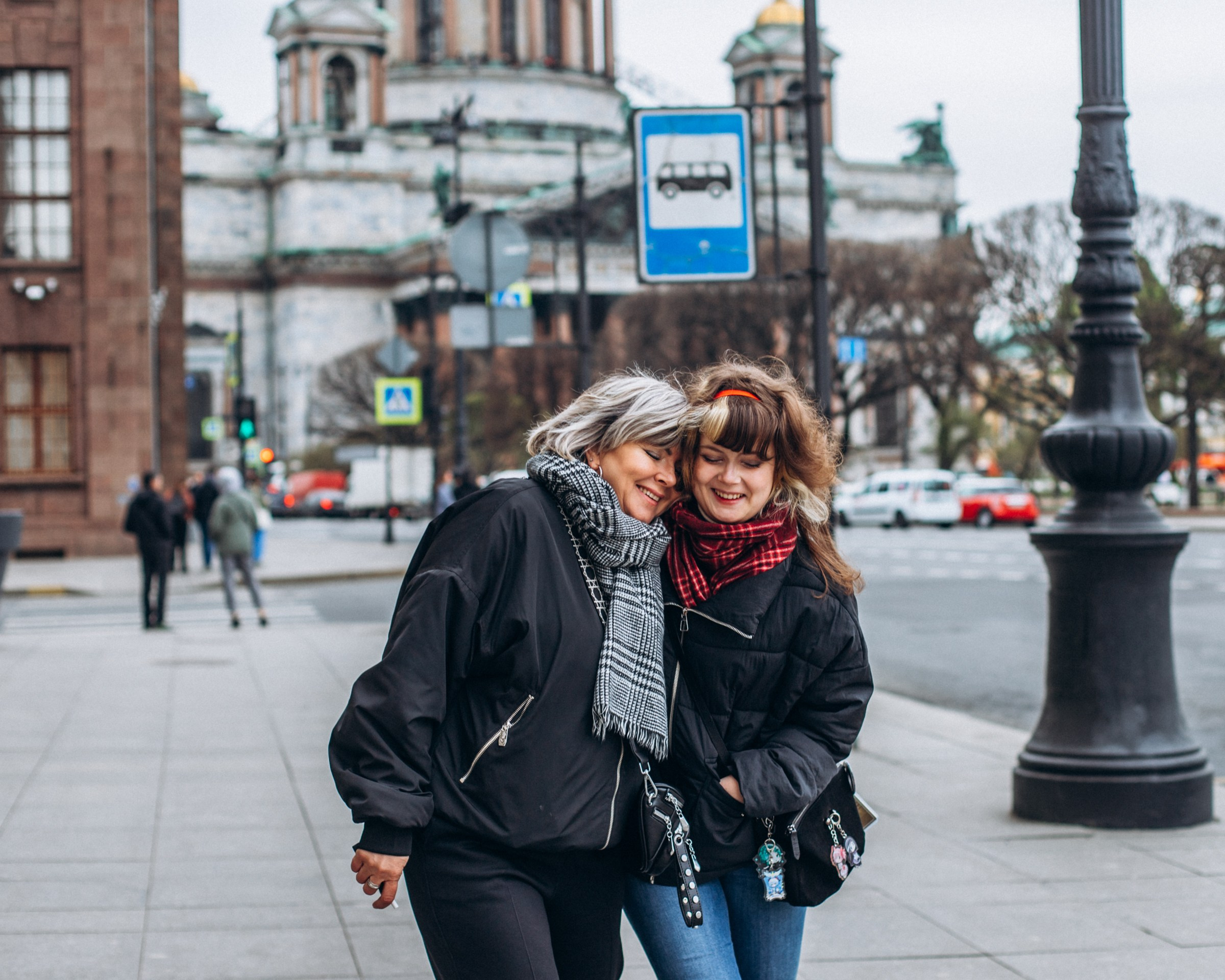 Ольга и Варвара в мае. Фотопрогулка в Петербурге. Индивидуальный и семейный фотограф в Санкт-Петербурге