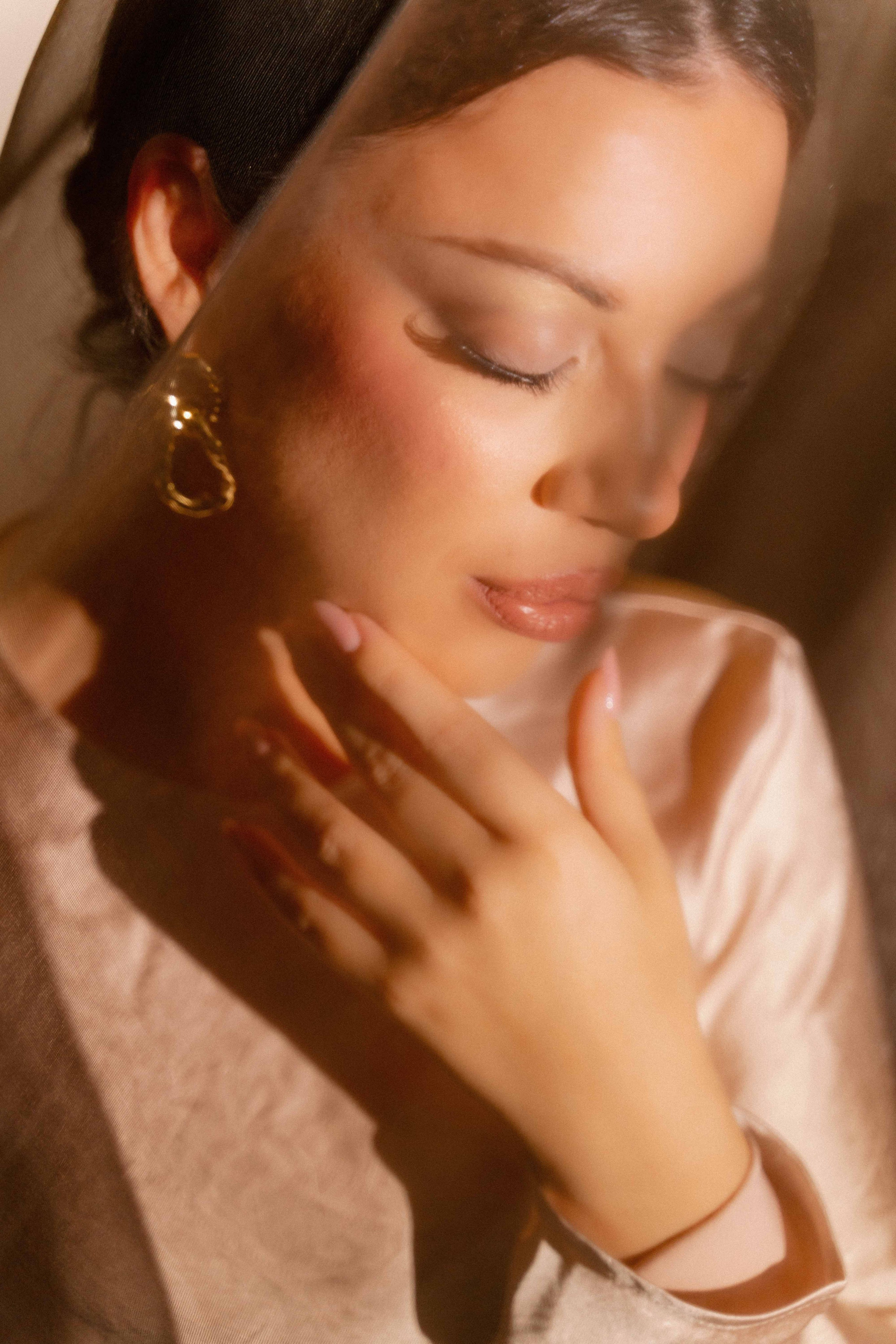 Анна в номере отеля. Фотограф и видеограф в Москве и Абу Даби Мария Кулагина