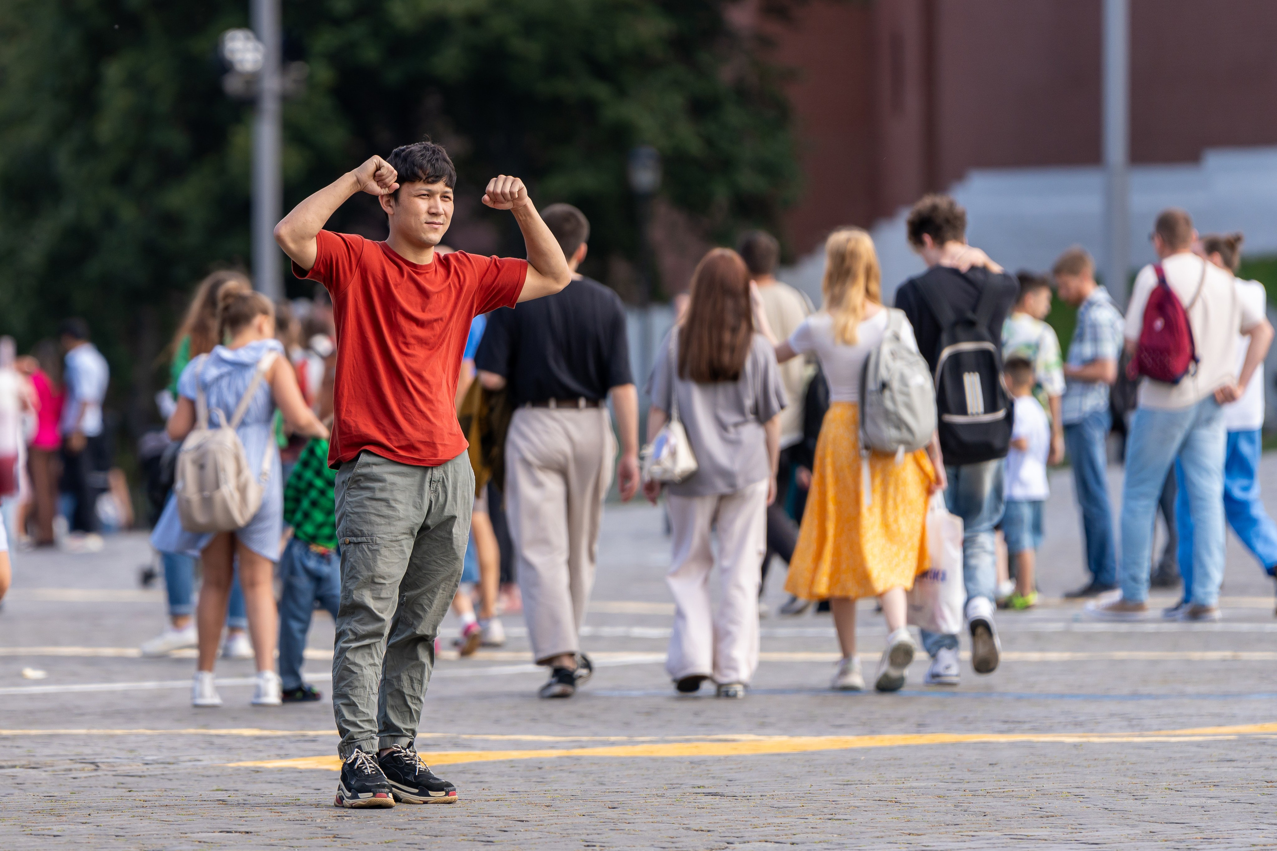 Молодой человек фотографируется на Красной Площади в Москве