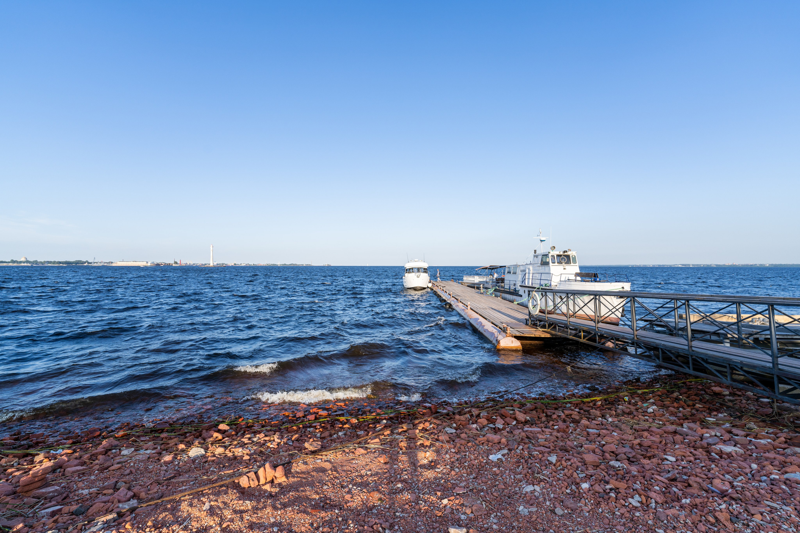 Вид на залив с берега форта Павел I Кронштадта