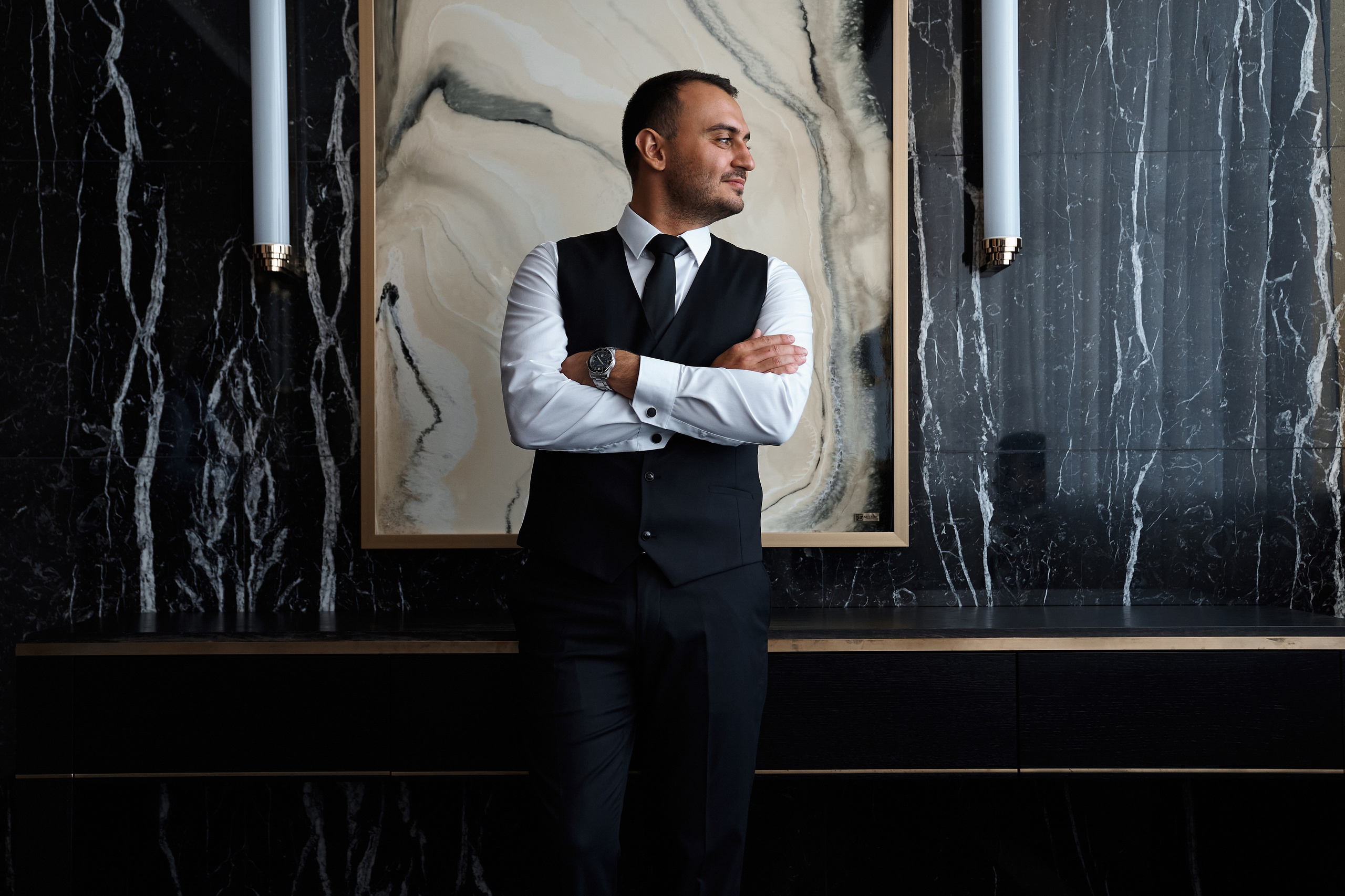 Портрет жениха во время сборов молодых в номере отеля