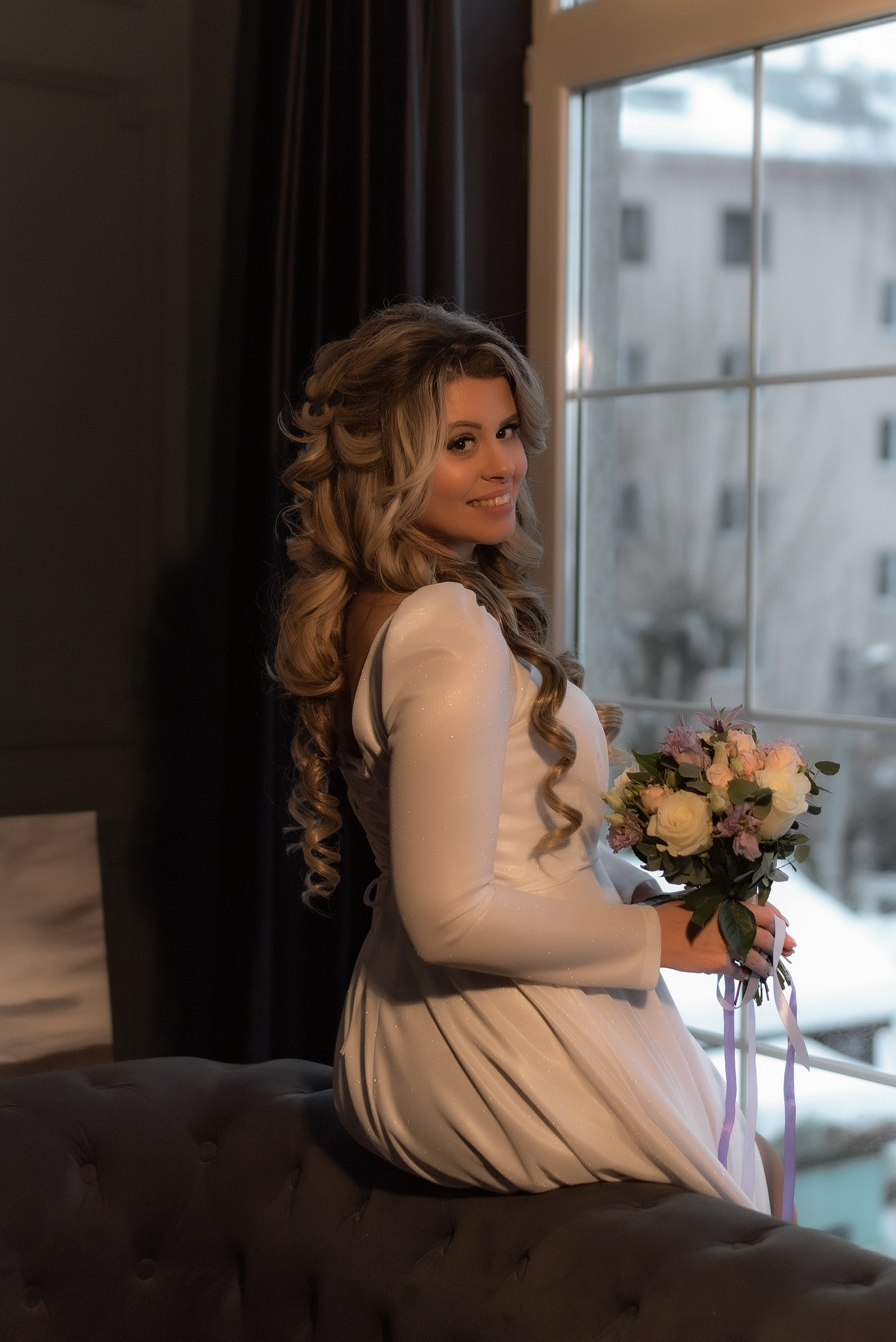 Свадебный фотограф запечатлел невесту со свадебным букетом в фотостудии 2F Studio