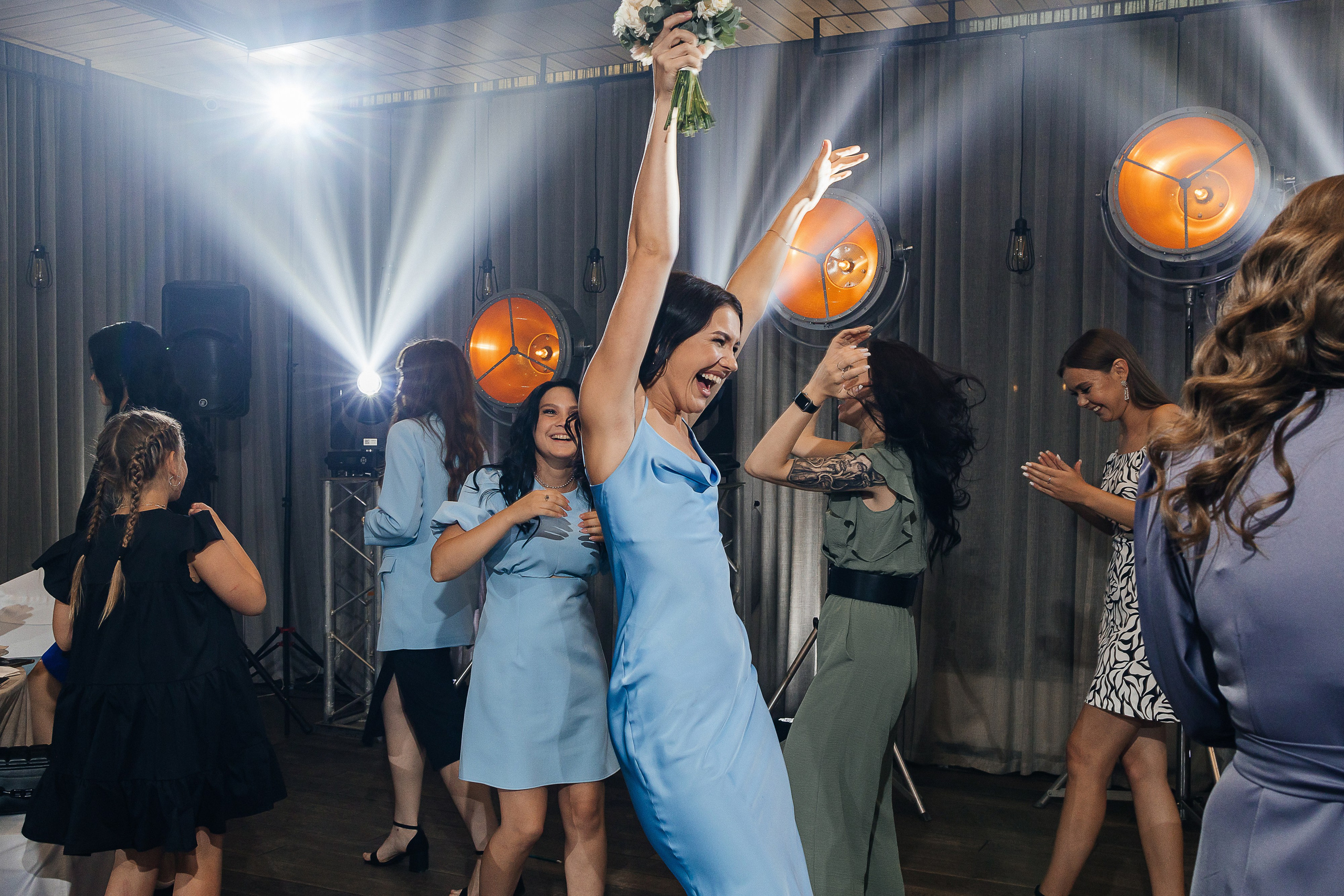 Волшебное утро невесты в номере отеля. Олег Сверчков | Свадебный фотограф Вологда