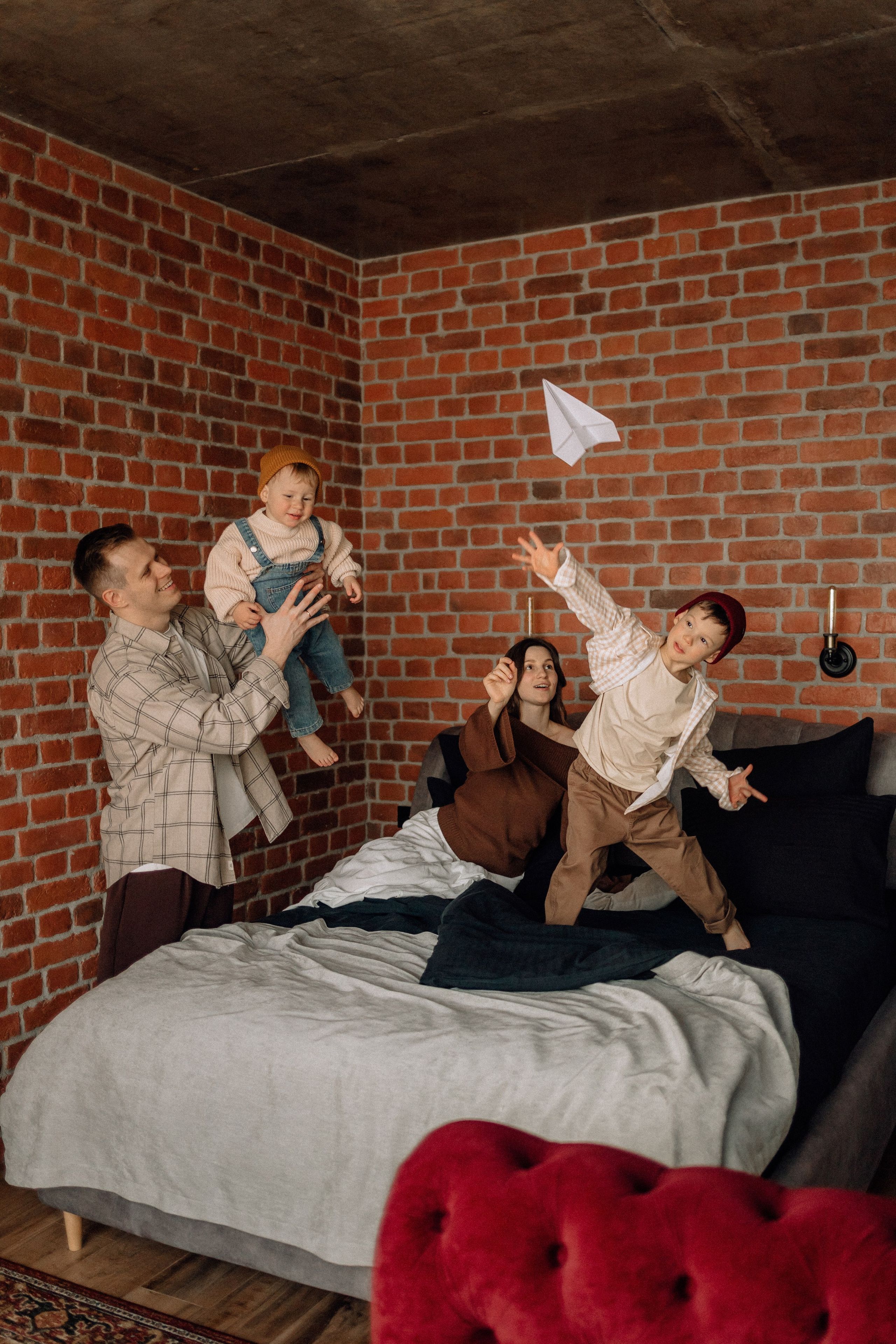 Звонко смеялись