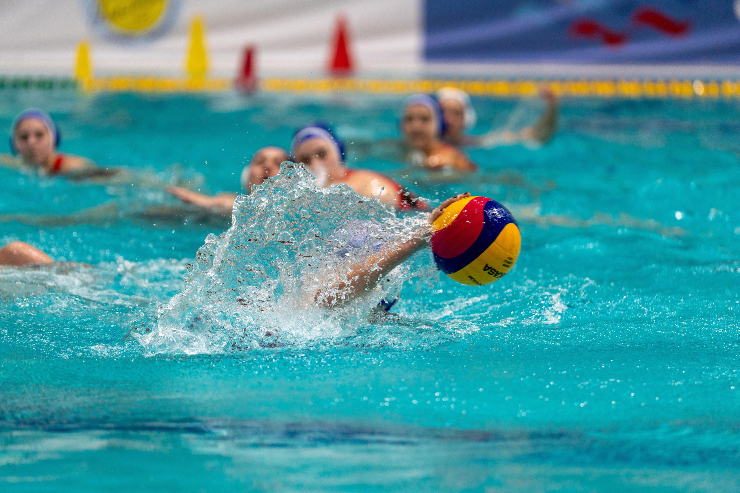 Игрок женской команды «Диана» выполняет бросок мячом на матче в Санкт-Петербурге, спортивный фотограф Санкт-Петербург