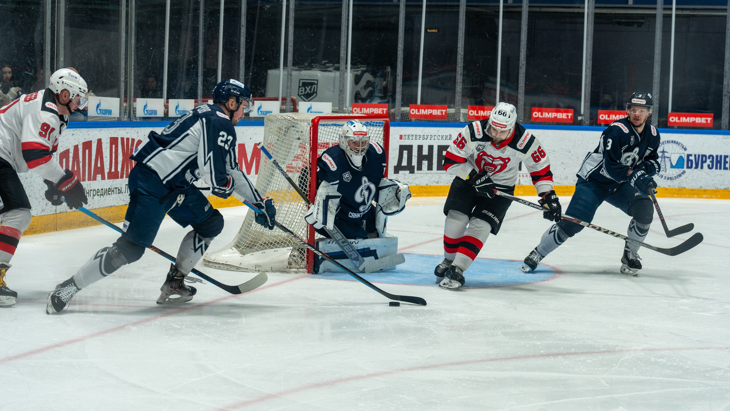 Жаркая атака у ворот «Динамо» на матче с «Молотом» в Санкт-Петербурге. Спортивная фотосъёмка, репортажный фотограф.